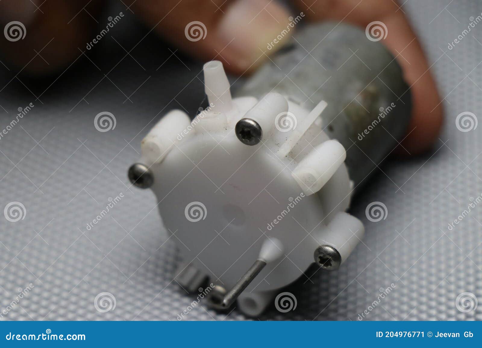 Miniwasserpumpe, Die Verwendet Wird, Um Wasser Zu Pumpen.. Kleine  Wasserpumpe Für Miniwissenschaft Und Elektronische Projekte. Hob Stockbild  - Bild von rohr, flüssigkeit: 204976771