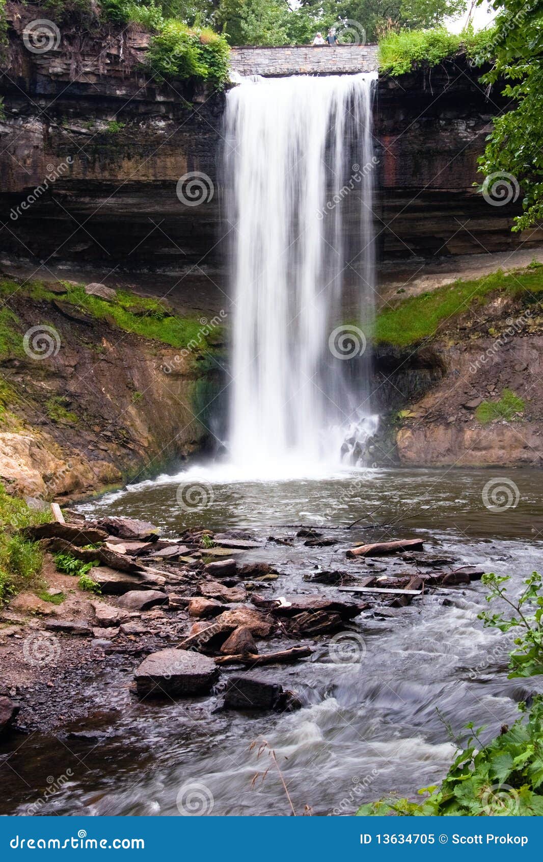 Minnehaha Fälle gelegen in Minneapolis Minnesota. Minnehaha Fälle ist in Südostminneapolis und ist nur Minuten entweder von im Stadtzentrum gelegenem Minneapolis oder von Saint Paul