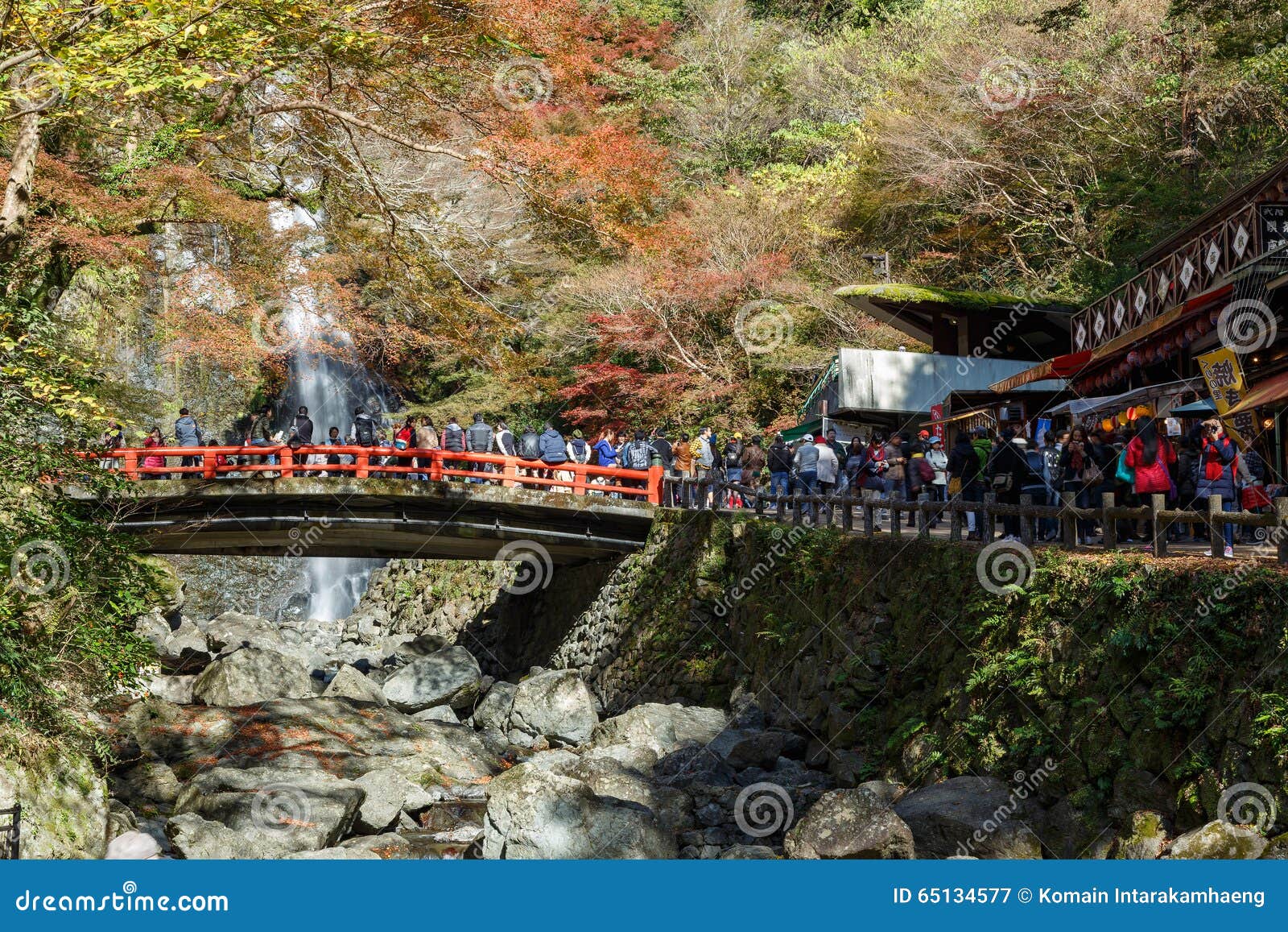 Mino-Wasserfall im Herbst, Osaka, Kansai, Japan. Osaka, Japan - 27. November 2015: Mino-Wasserfall in Quasi-nationalem Park Mino in Osaka, Touristen genießen, um Foto mit dem Wasserfall in der Herbstsaison zu machen