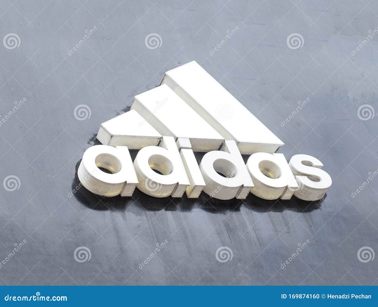 BELARÚS 2019: Cartel Comercial Adidas Con Un Logotipo Para La Venta De Ropa Elegante Y De Moda, Marca Imagen editorial - Imagen de editorial, costoso: 169874160