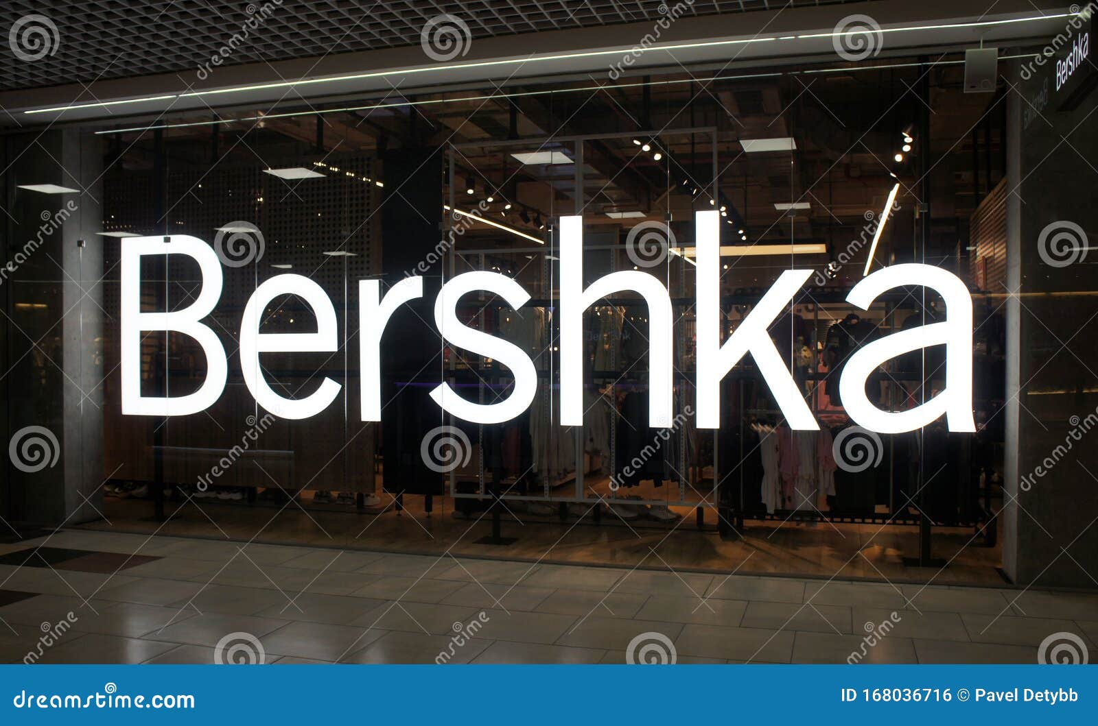 Minsk 22 De Diciembre 2019 Tienda Bershka, Logotipo, Tienda De Ropa De Moda Foto editorial - Imagen de comercio, 168036716
