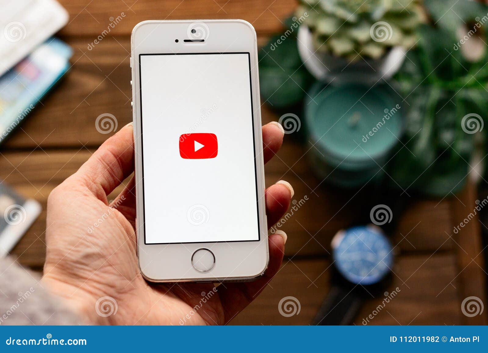 Hand with Apple Smartphone with Youtube Logo App. Flat Lay with Wooden  Table Background. Succulent Plant, Watch, Keyboard Editorial Photography -  Image of hand, flat: 112011982