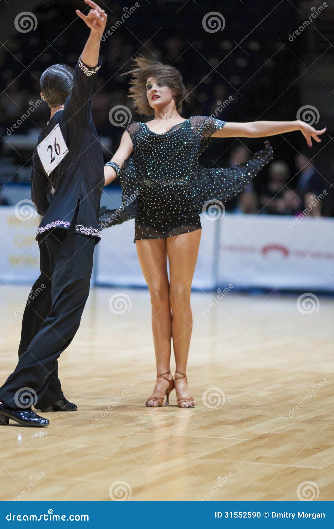 MINSK-BELARUS, MAYO, 18: El par no identificado de la danza realiza a ADULTO. MINSK-BELARUS, MAYO, 18: El par no identificado de la danza realiza programa latinoamericano ADULTO sobre el campeonato abierto Minsk-2013 del mundo en el 18 de mayo de 2013 en Minsk, la República de Belarús