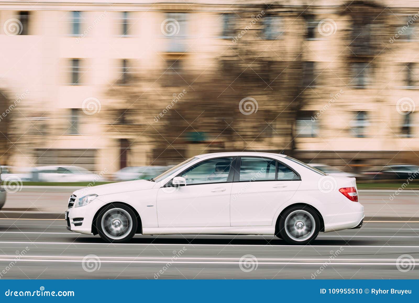Betasten gebed na school Minsk, Wit-Rusland Witte Kleuren Mercedes-Benz C-Klasse in Snelle Motie  Redactionele Afbeelding - Image of duitsland, uitvoerend: 109955510