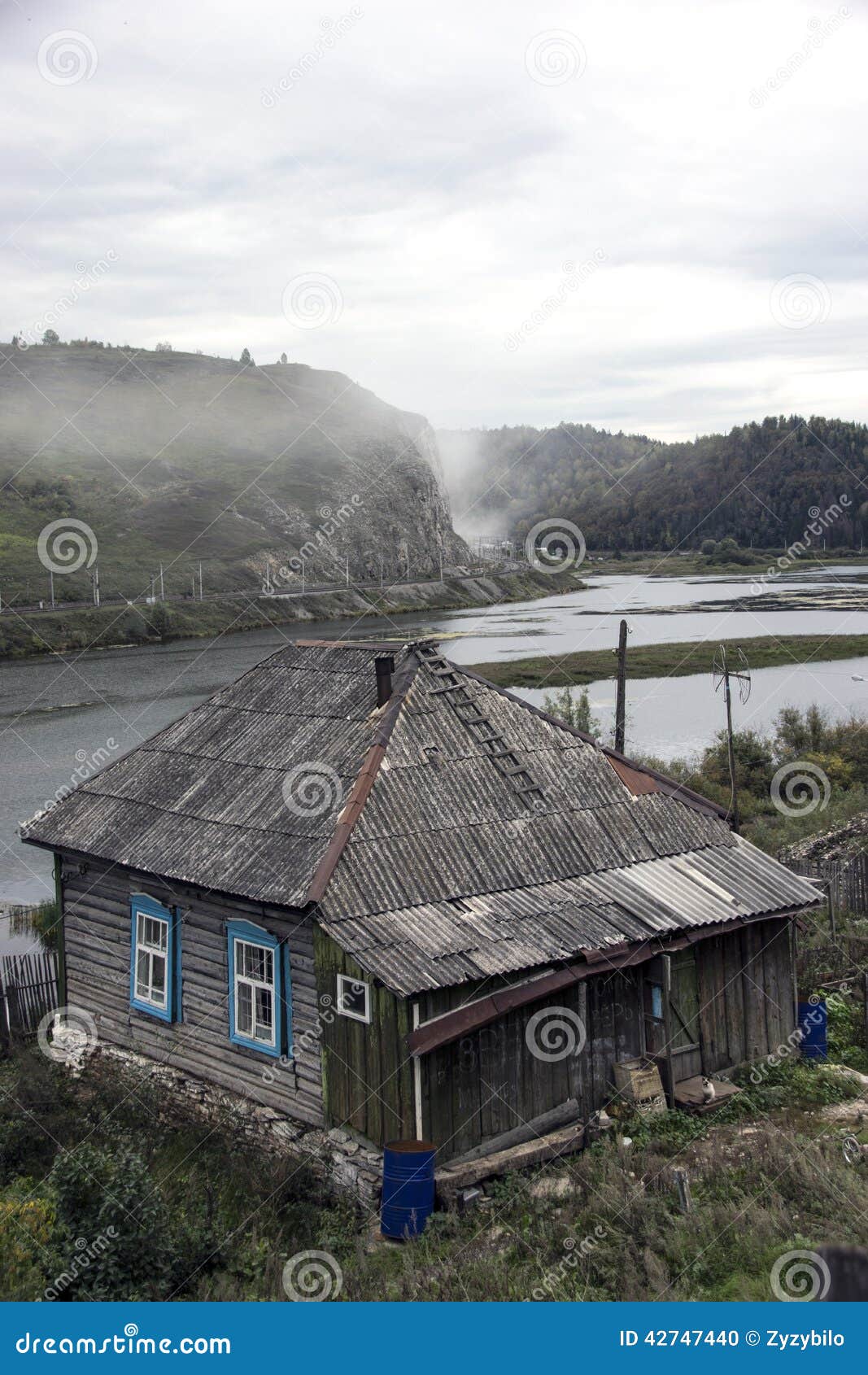 minyar. house on the banks of the pond.