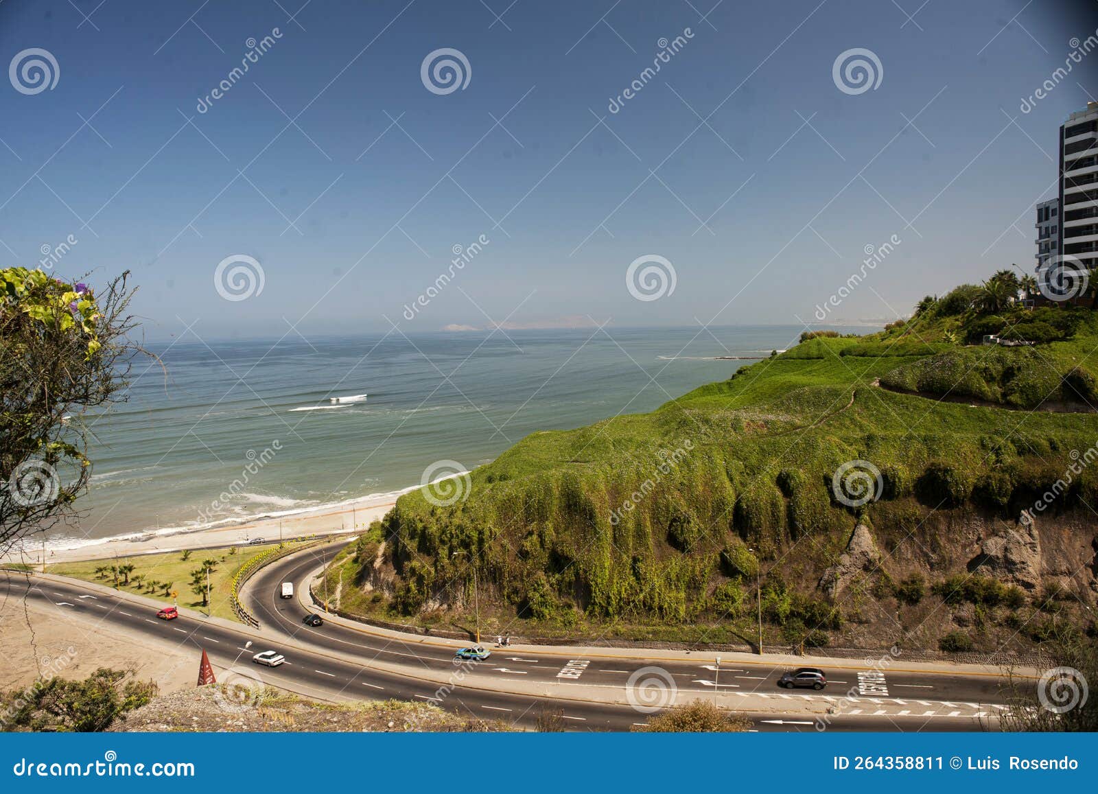 miraflores peru-bajada armendaris- con lujosos edificios y autopista en la costa verde junio 2018-oceano pacifico y explendido