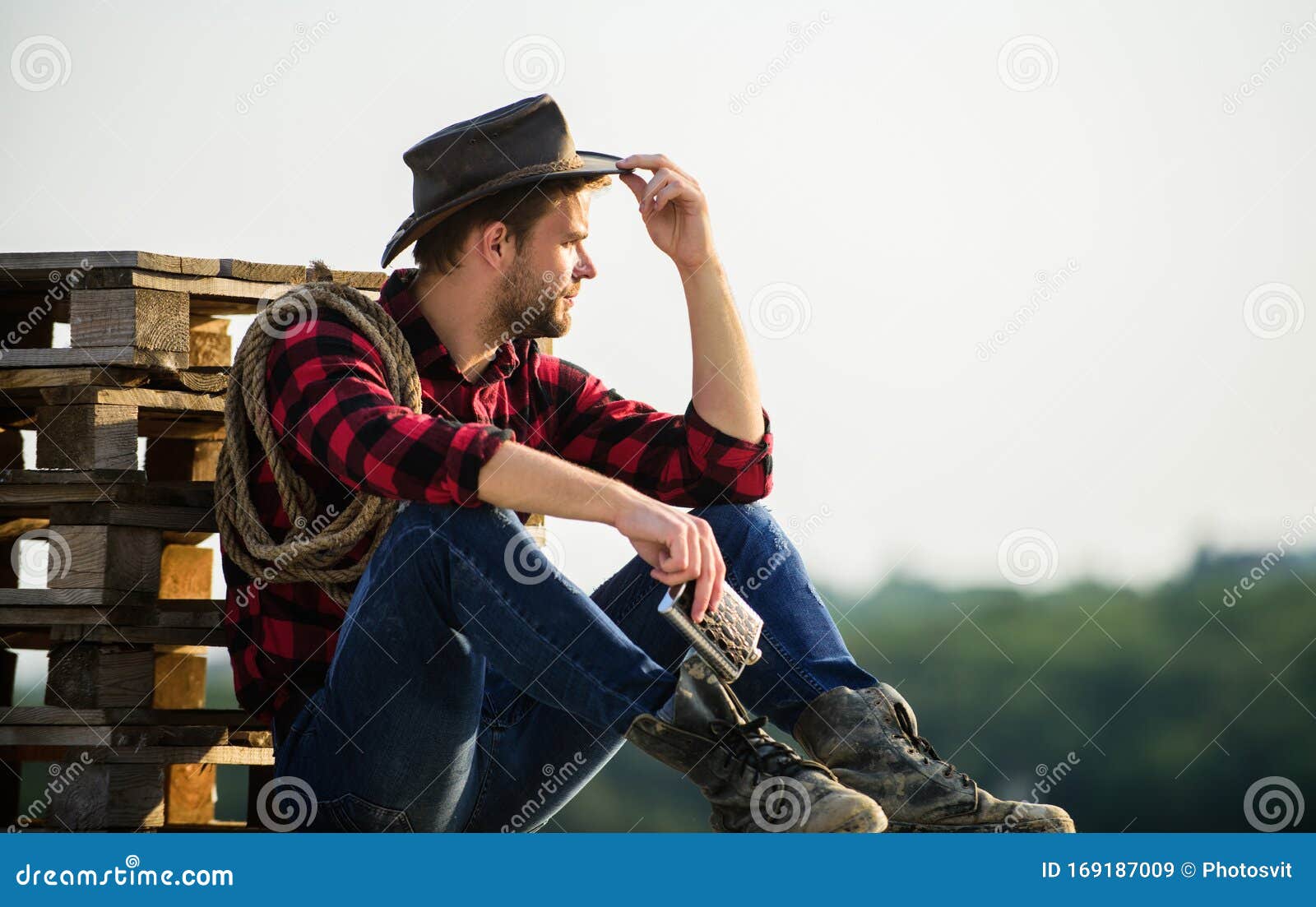 Mirando La Puesta Del Sol Un Hombre Apuesto Al Granjero Relajándose Después  De Un Duro Día De Trabajo En El Rancho Romanticismo C Imagen de archivo -  Imagen de hombre, cultura: 169187009