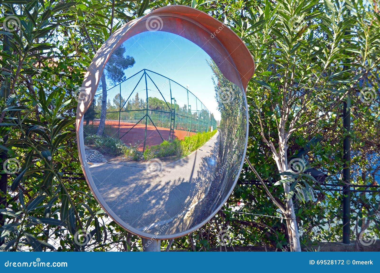 Miroir convexe photo stock. Image du clair, cour, nature - 69528172