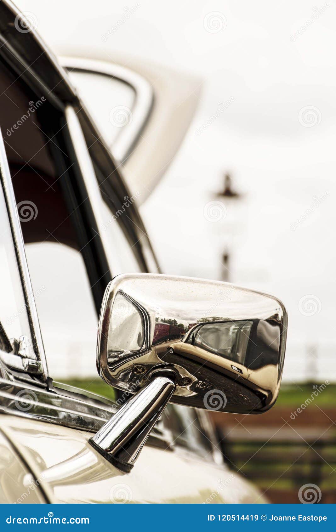 Miroir D'aile De Chrome D'Austin Marina Reconstitué Ouvert Pendant Un  Rassemblement Classique De Voiture Image stock éditorial - Image du modèle,  véhicule: 120514419