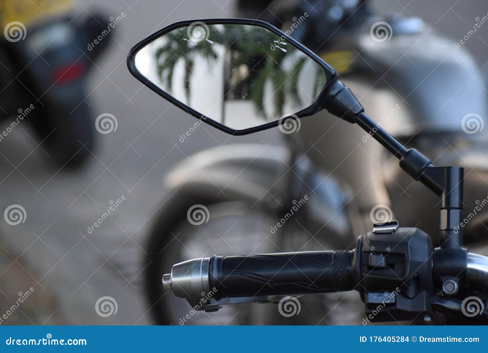 Miroir D'une Moto Située à Côté De Sa Poignée Respective Reflétant Les  Palmiers De Manière Floue. Photo stock - Image du brouillé, traitement:  176405284