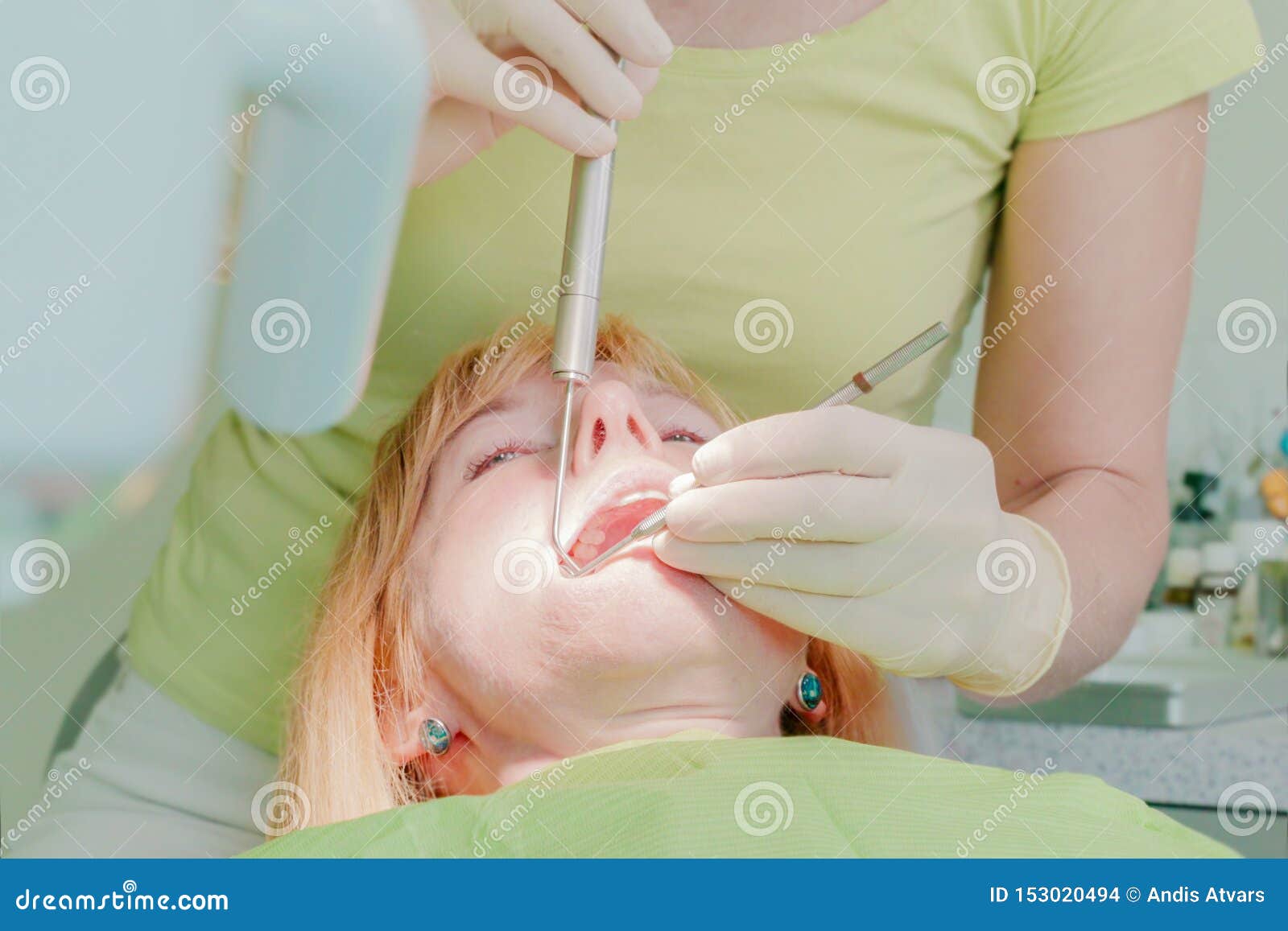 Miroir De Bouche De Lumière De L'utilisation LED De Dentiste Pour Effectuer  Un Examen Des Dents Patientes Photo stock - Image du hygiéniste,  dentisterie: 153020494