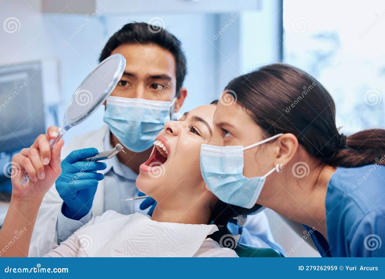 Miroir De Dentiste Et Femme Vérifier La Bouche Après Le Service De