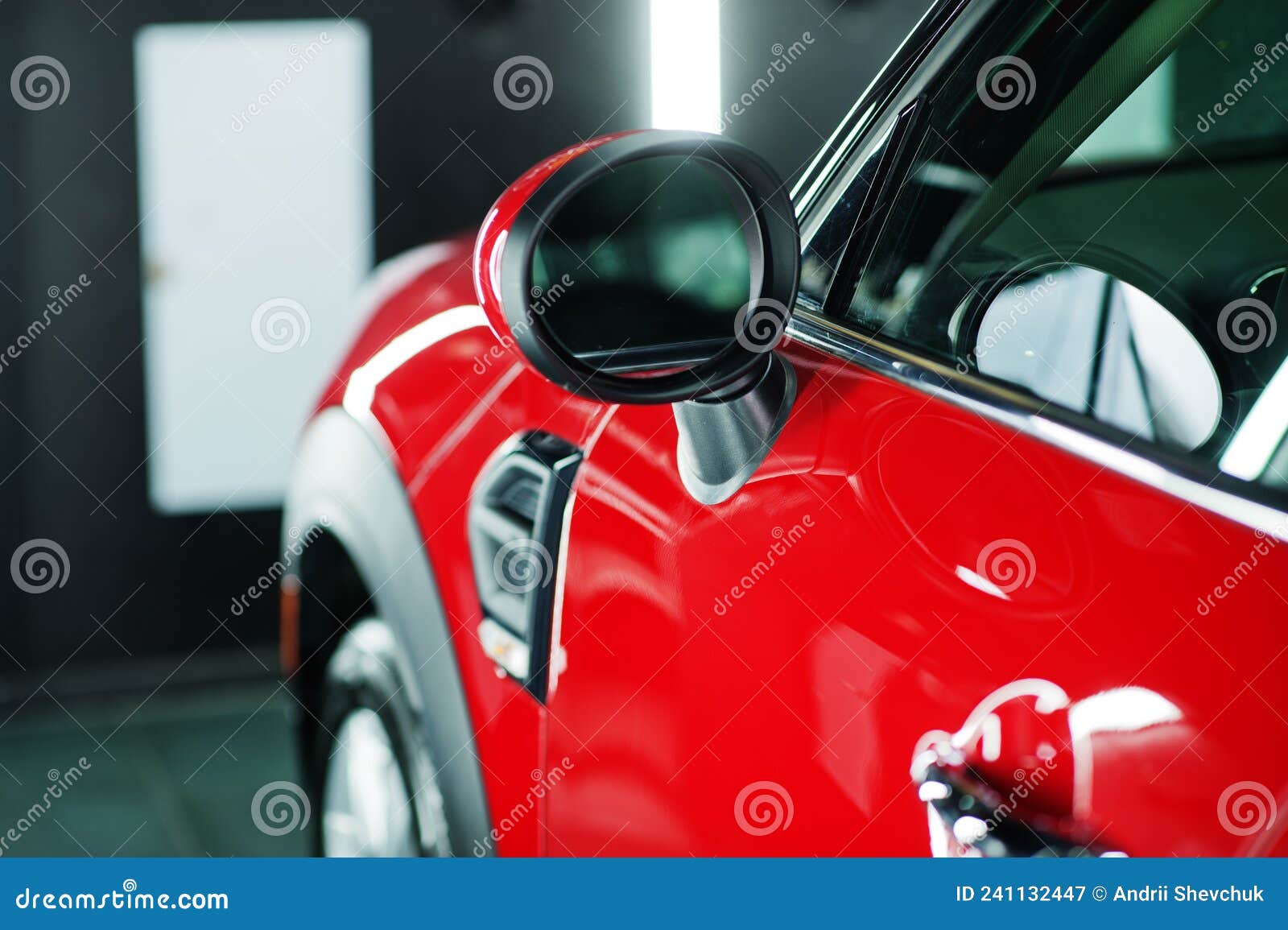 Miroir En Rouge Poli Voiture Professionnel Détail Garage Image stock -  Image du lampe, danger: 241132447