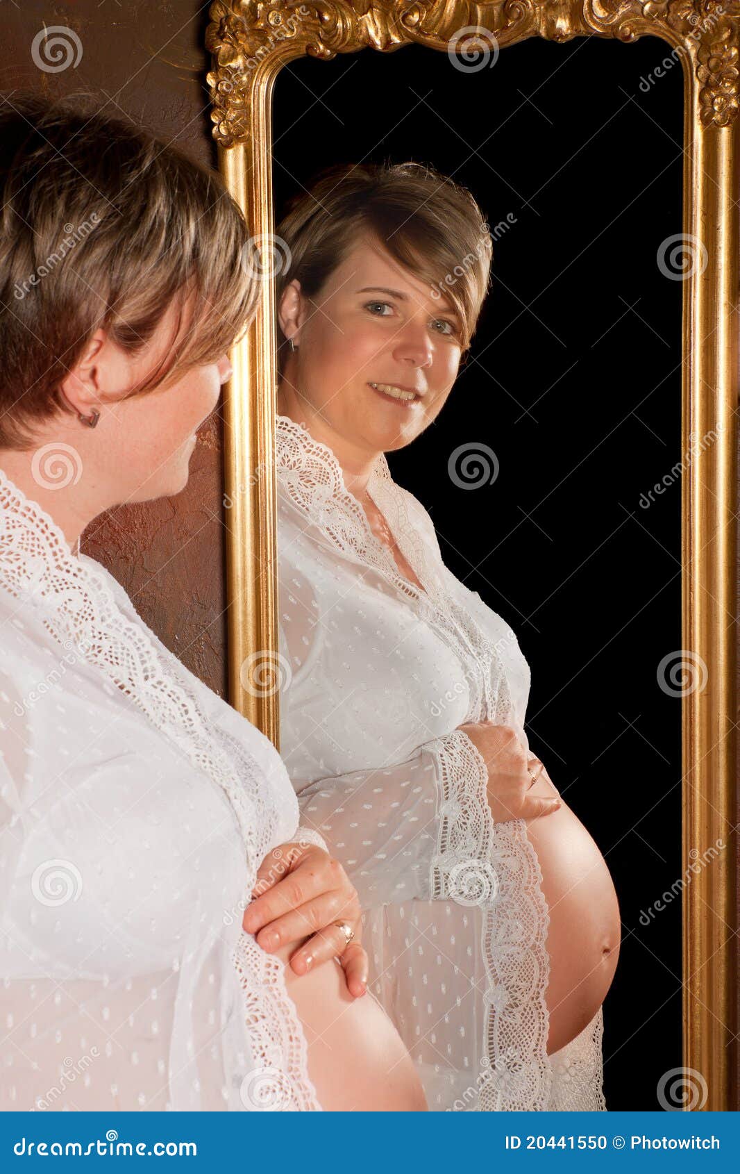 Miroir et grossesse photo stock. Image du réflexion, gens - 20441550
