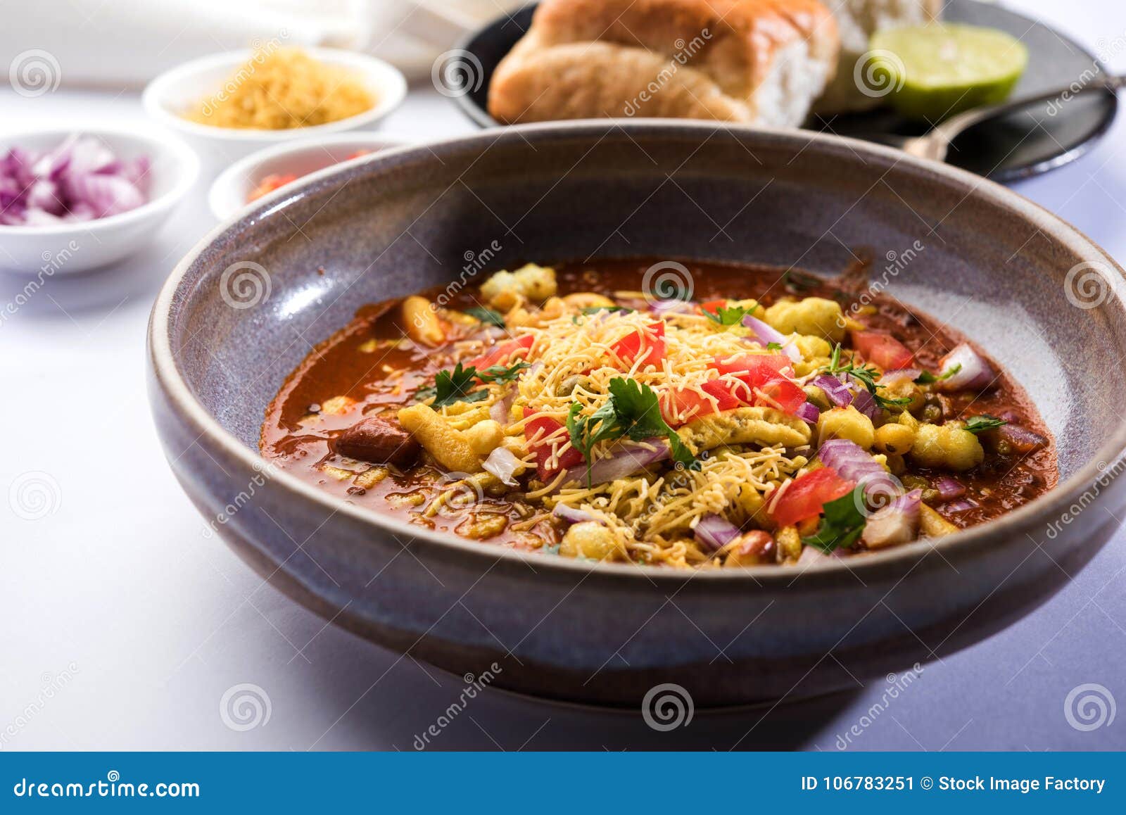 Misal Pav eller misalpav, Misal Pav med Farsan Den traditionella indiska kryddiga maträtten som göras med malbönor, matchar och tjänade som med farina och breadn