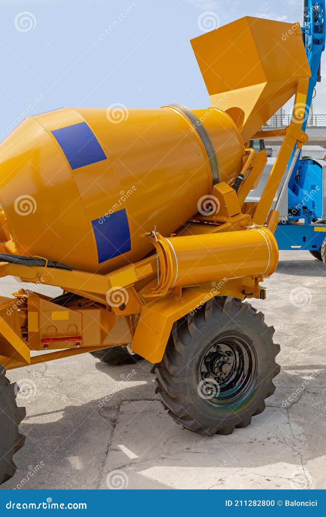 Miscelatore Per Cemento Autocarico Fotografia Stock - Immagine di cemento,  camion: 211282800