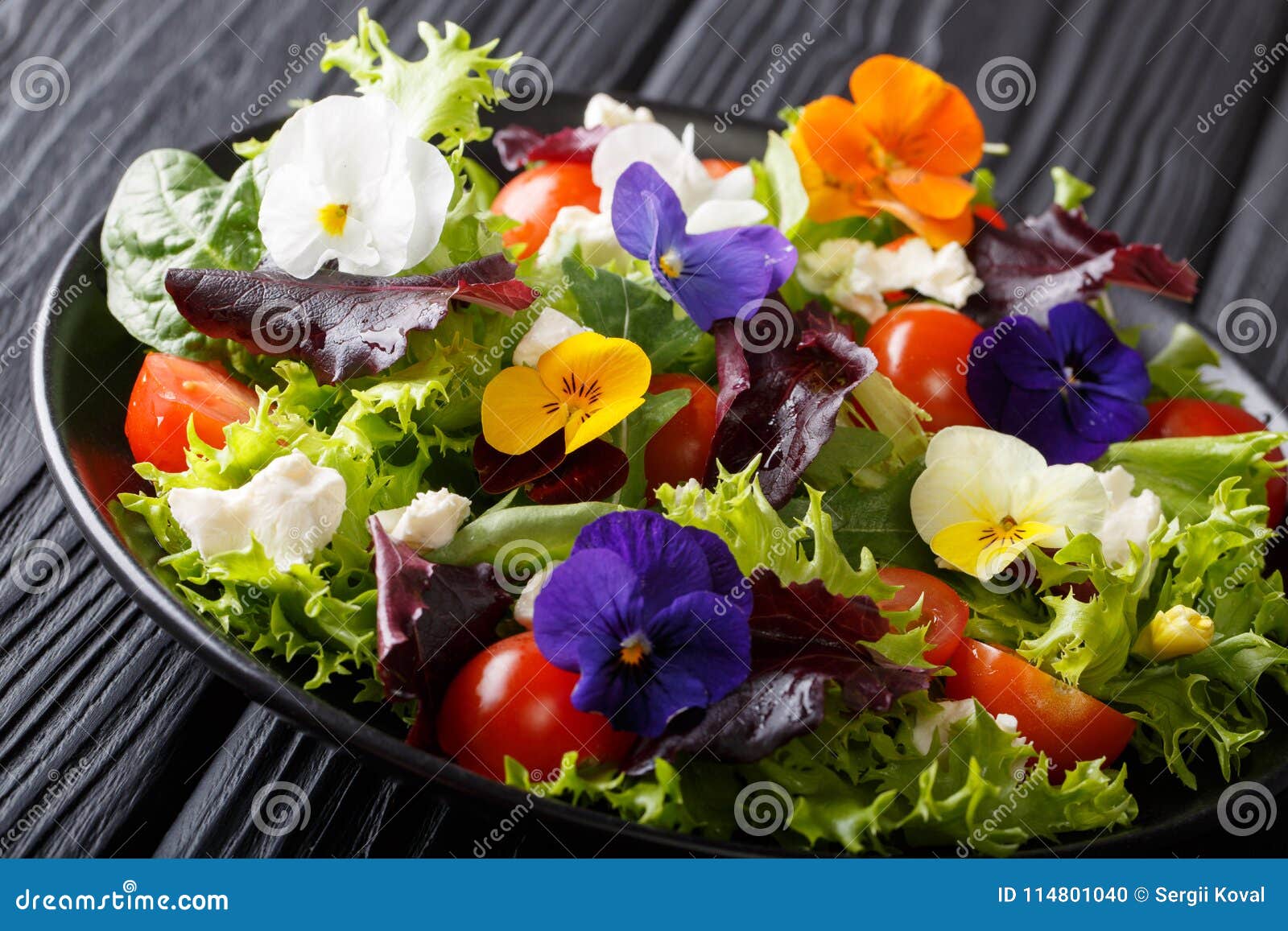 Mischen Sie Salat Von Den Essbaren Blumen Mit Frischem Kopfsalat ...