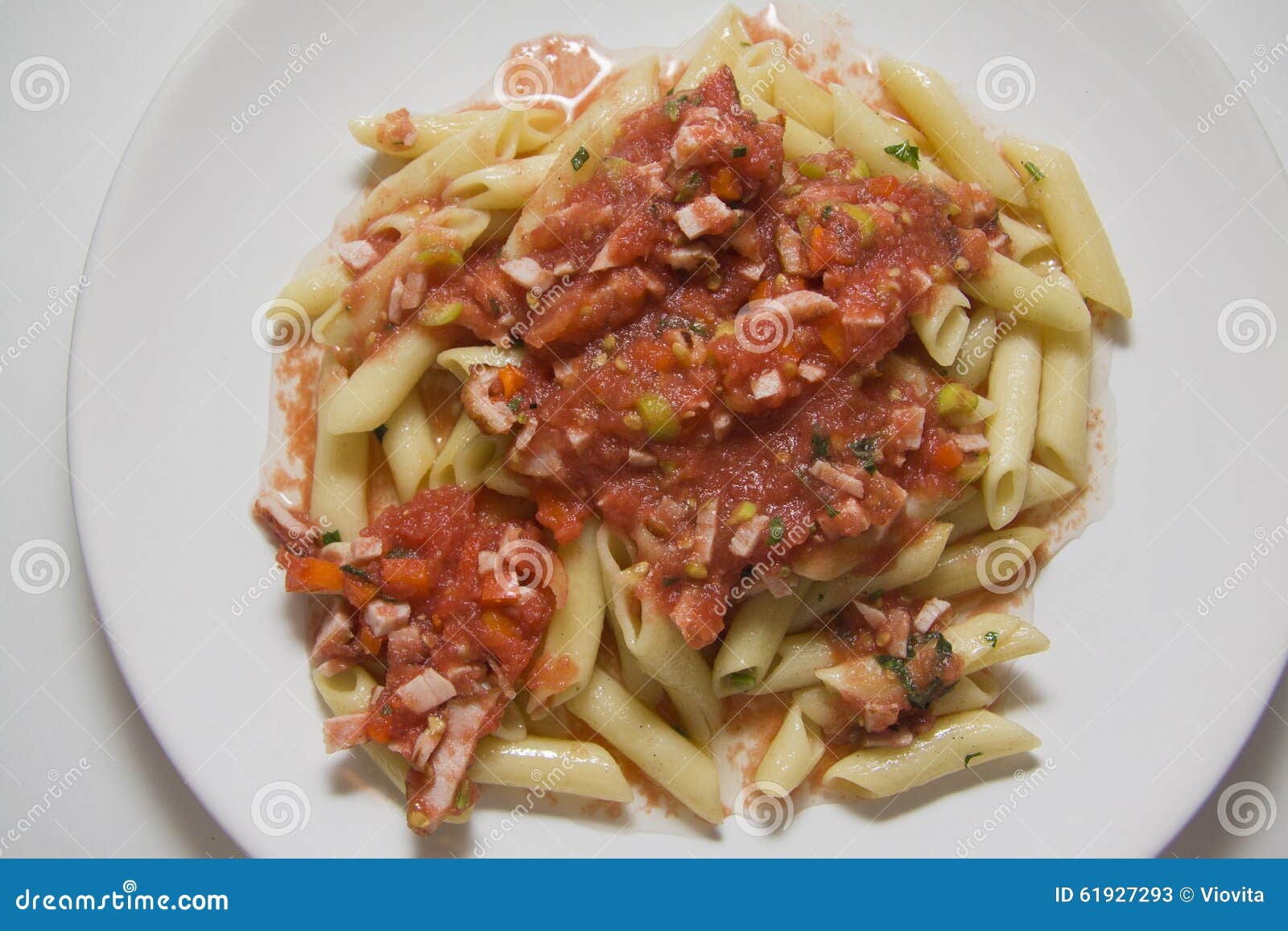 Mischende Tomatensauce Und Penne Teigwaren Stockbild - Bild von kochen ...