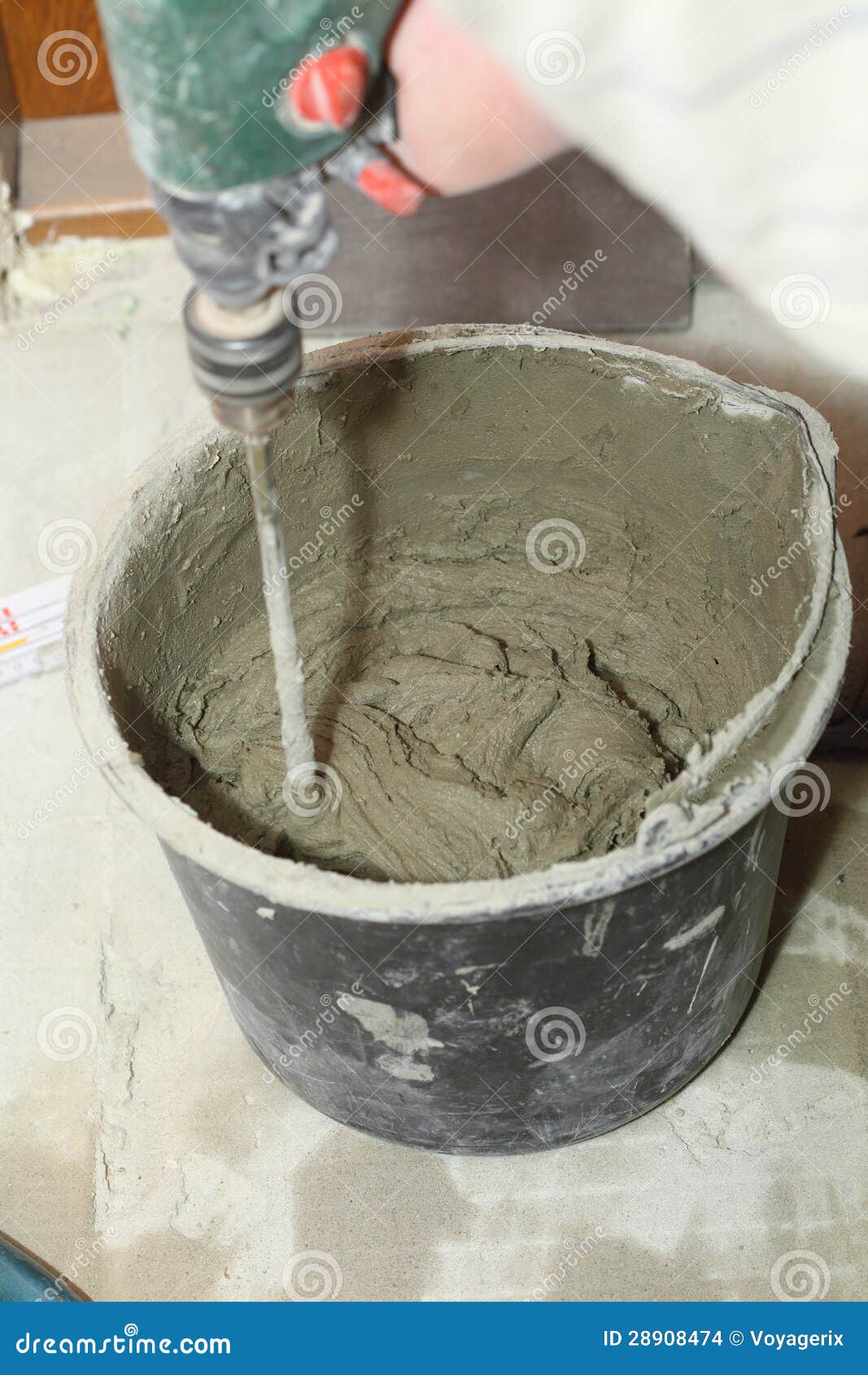 Mischender Fliesenkleber Oder Zement Mit Einer Bohrmaschine Stockfoto Bild Von Erneuerung Kleber 28908474