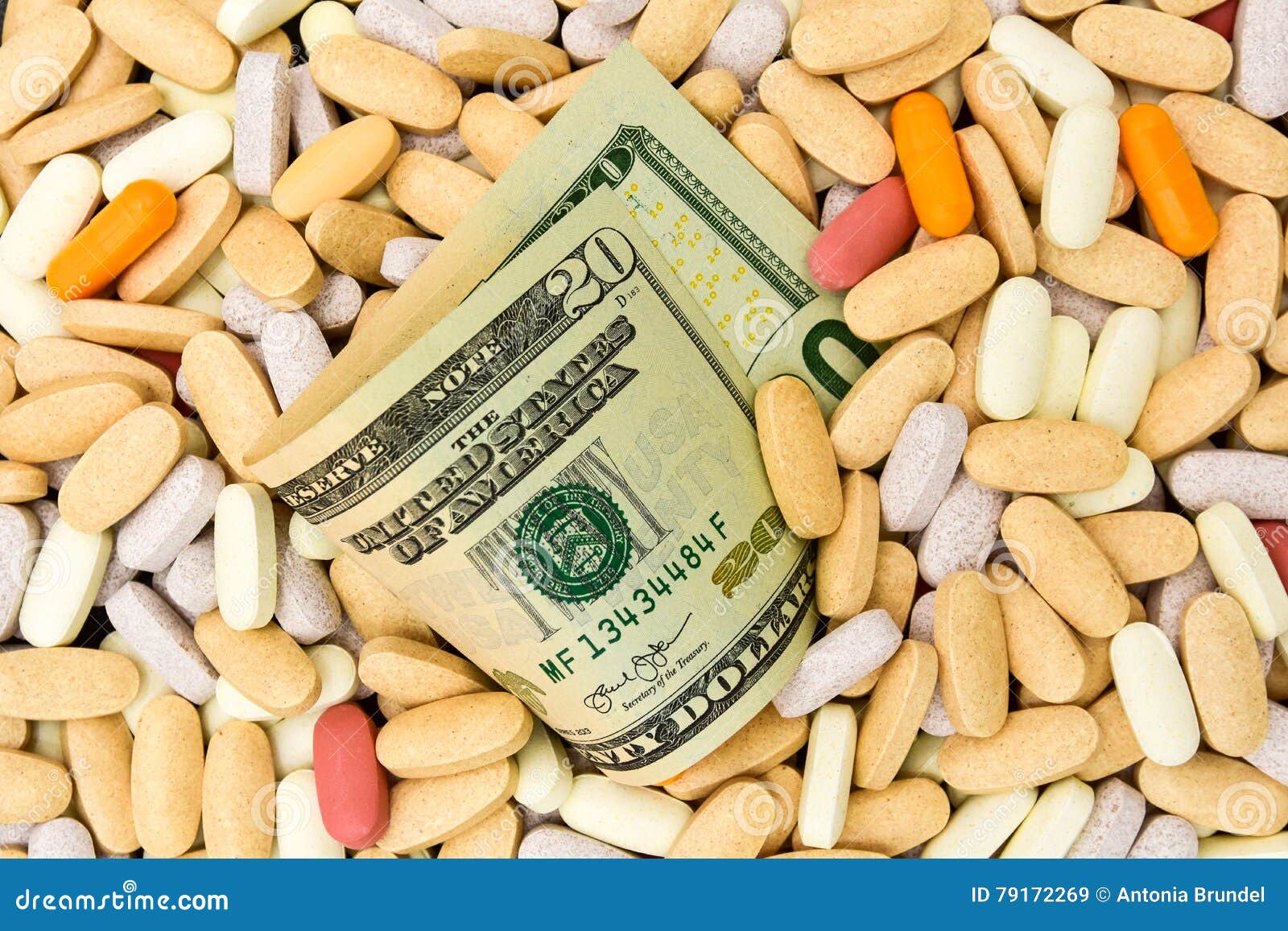 Mischung von Vitaminen und Ergänzungen schließen oben mit einem zwanzig Dollarschein. Stapel von teuren Pillen und Kapseln von Mineral- und Vitaminergänzungen mit einem zwanzig Dollarschein in der Mitte