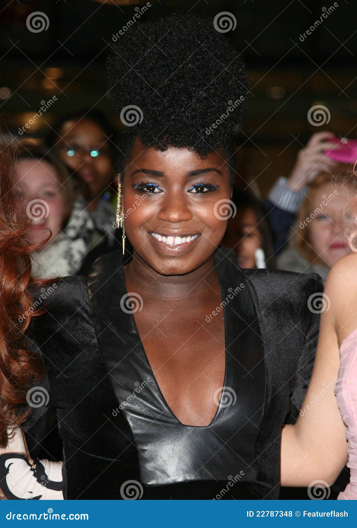 X Misha B des Faktors, das für die BRITISCHE Premiere der Twilight Saga ankommt: Brechen von Dämmerung-Teil 1 Westfield Stratford an der Stadt, London. 17/11/2011 Abbildung vorbei: Alexandra Schlucht/Featureflash