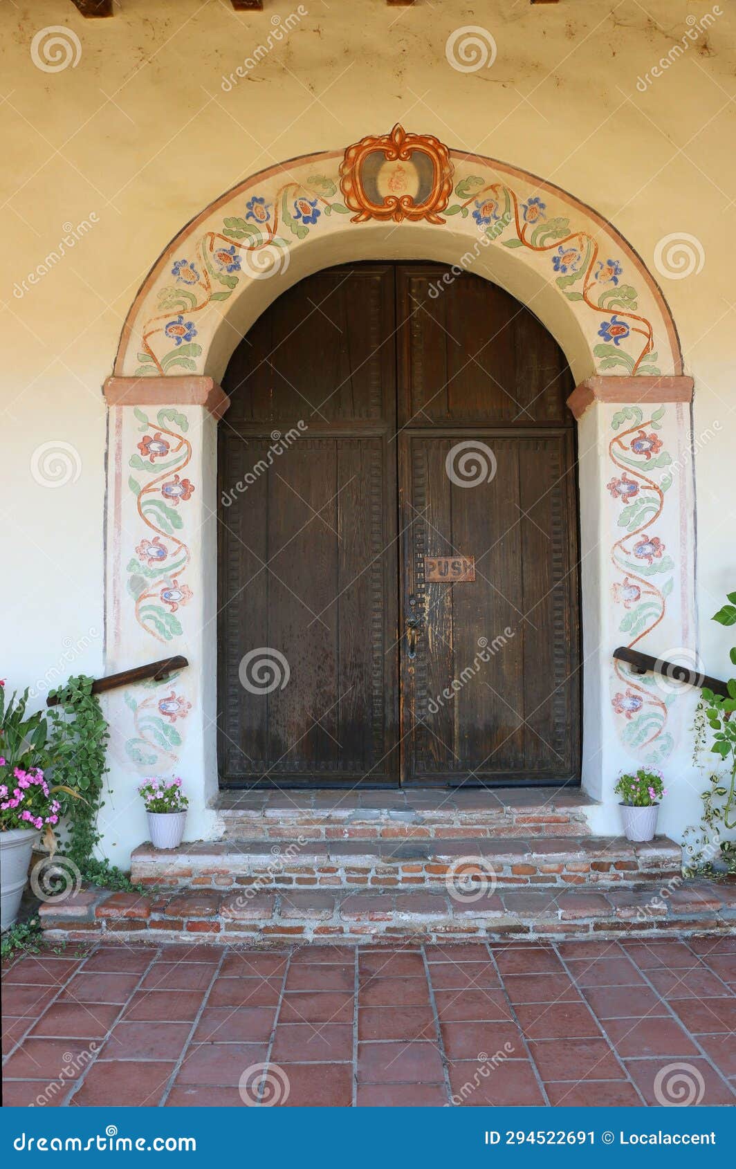 Muro De Pedra Branca Decorado Por Ornamento Religioso. Antigo Detalhe Da  Fachada Da Igreja. Imagem de Stock - Imagem de emplastro, templo: 268130875