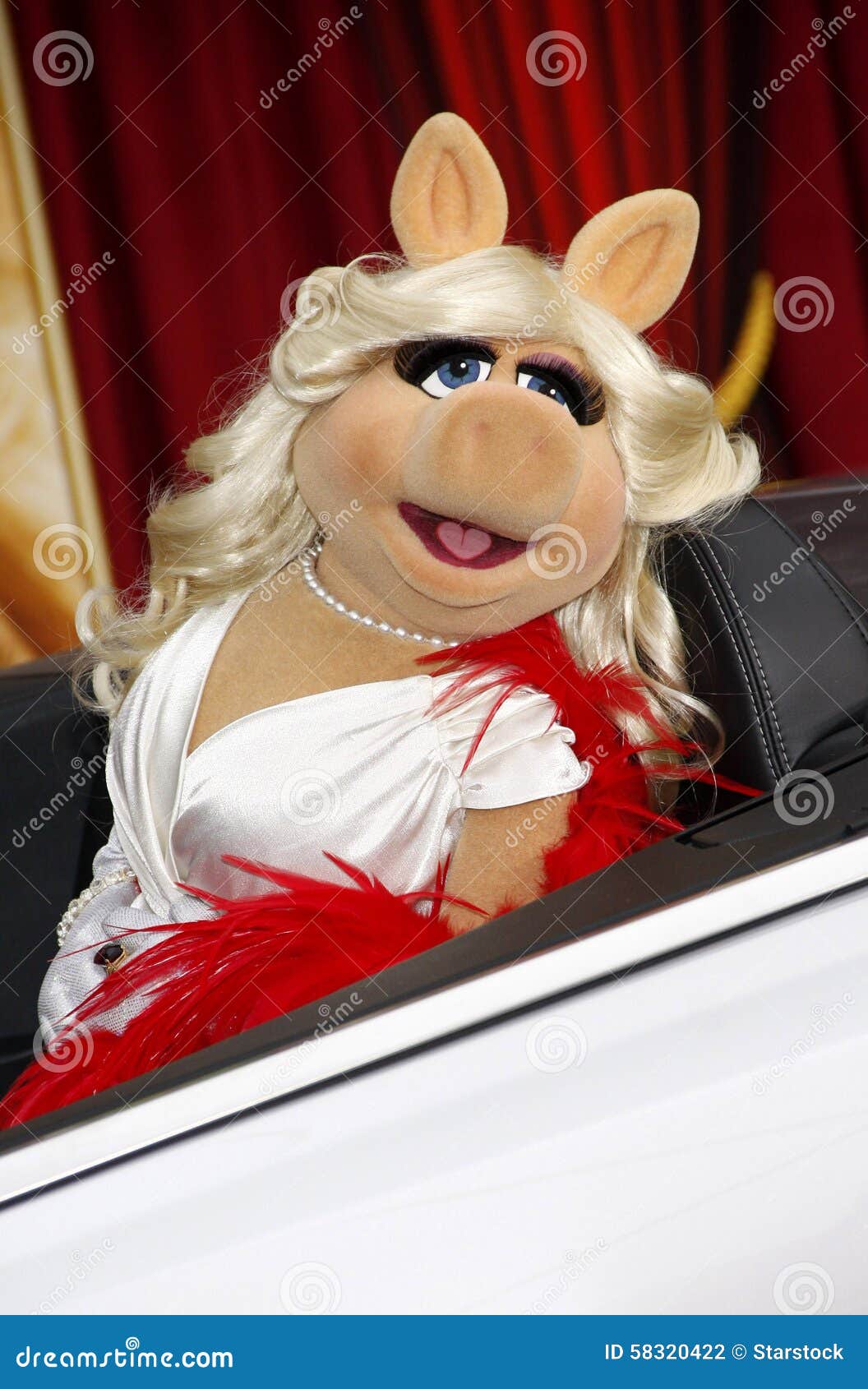 MISS PIGGY THE MUPPETS. WORLD PREMIERE HOLLYWOOD LOS ANGELES CALIFORNIA USA 12 November 2011 Stock Photo - Alamy