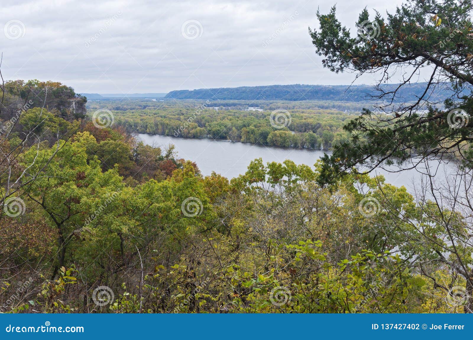 mississippi river overlook at effigy mounds