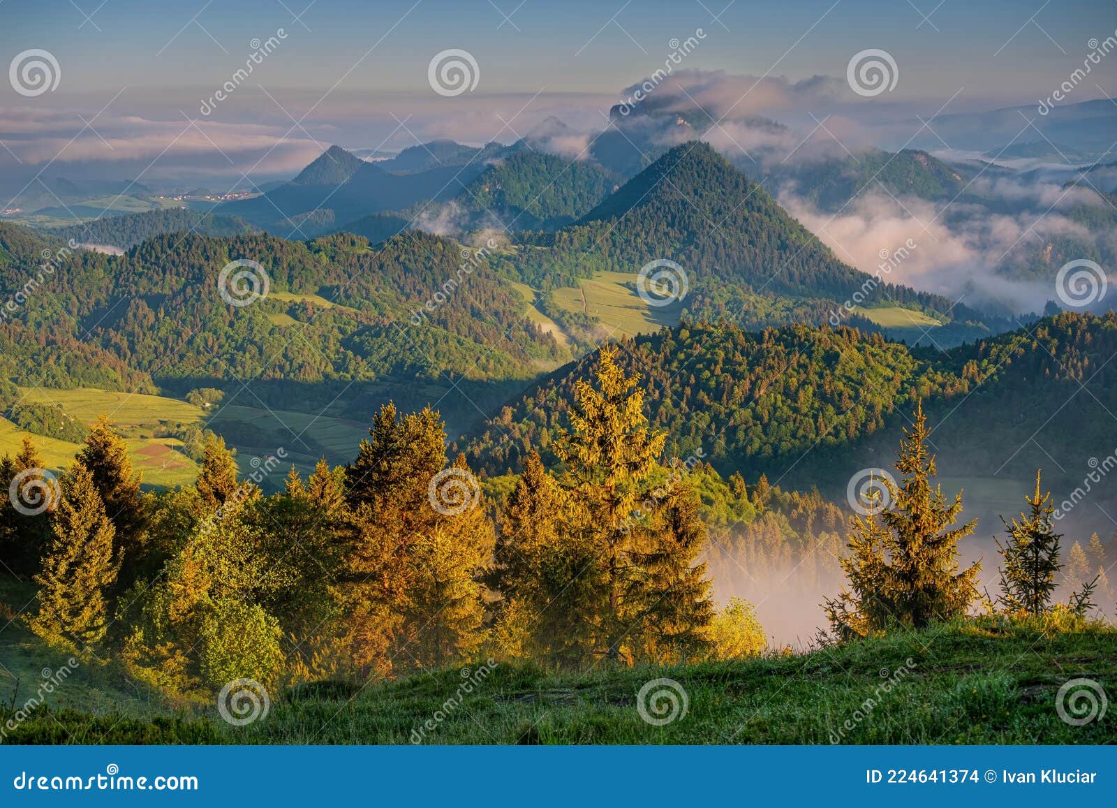 misty morning with view of trzy korony three crowns peak in pieniny national park