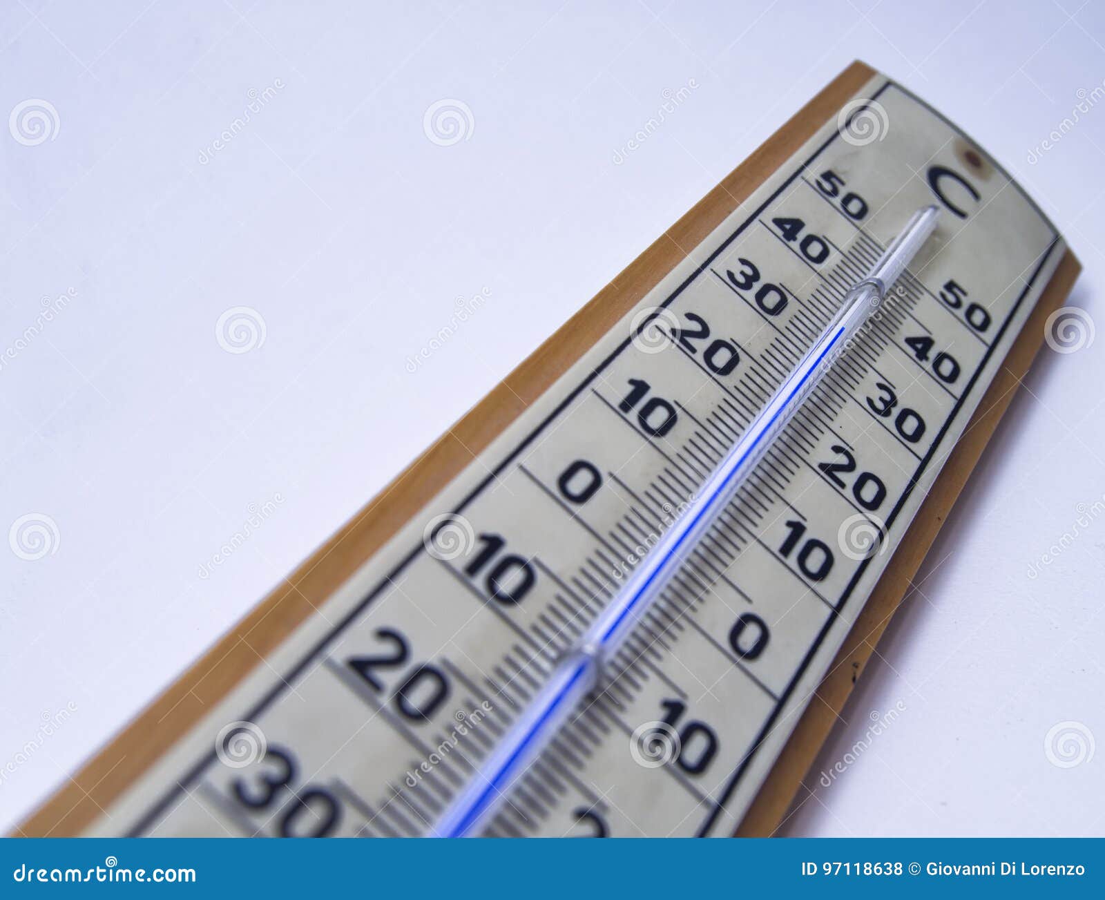 Misura Di Temperatura Ambiente Da Un Termometro a Mercurio Fotografia Stock  - Immagine di esterno, oggetto: 97118638