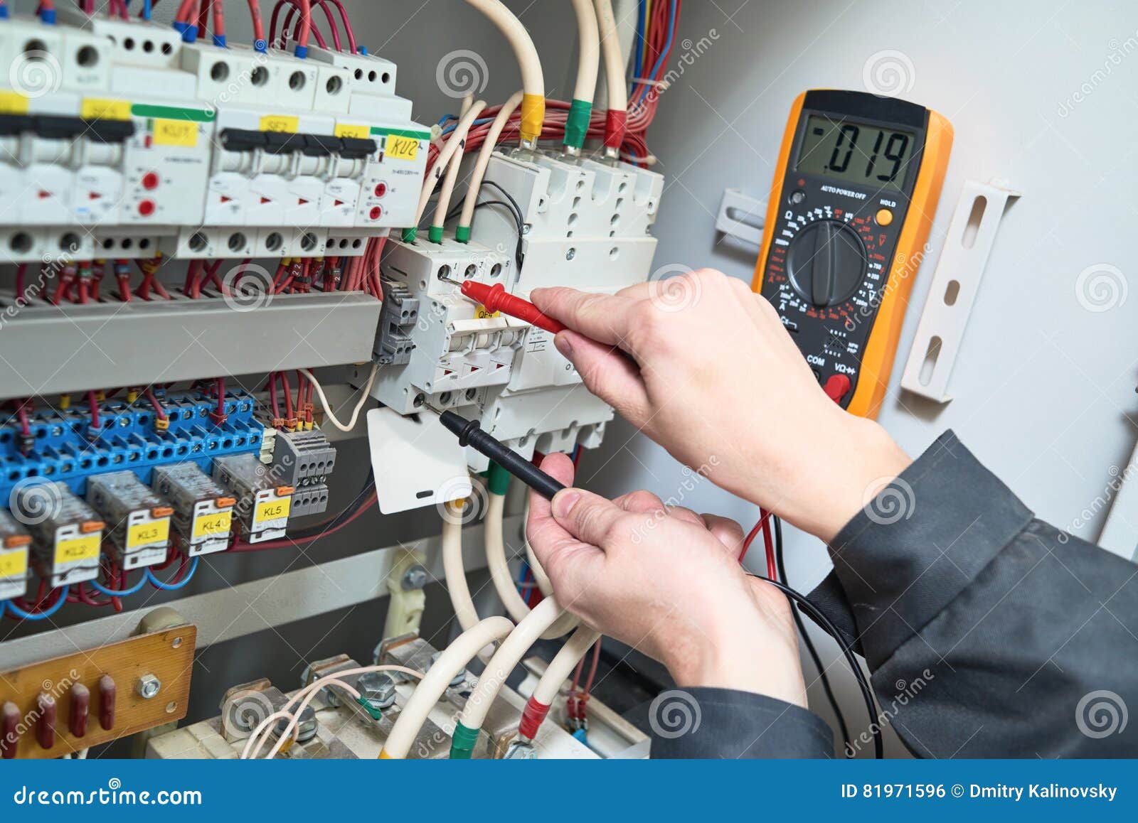 Misure Dell'elettricista Con Il Tester Del Multimetro Fotografia Stock -  Immagine di riparazione, registrazione: 81971596