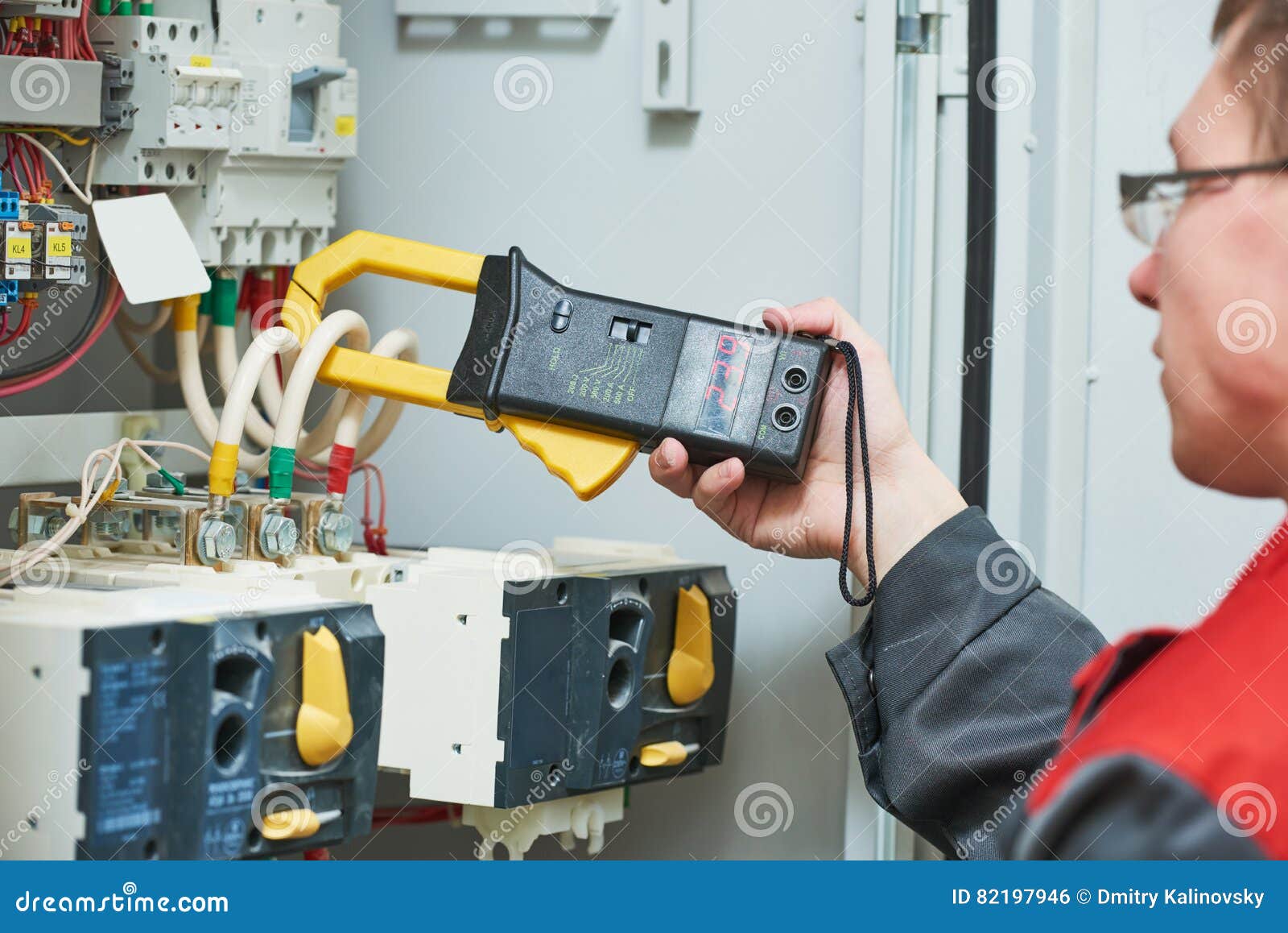 Misure Dell'elettricista Con Il Tester Del Multimetro Fotografia