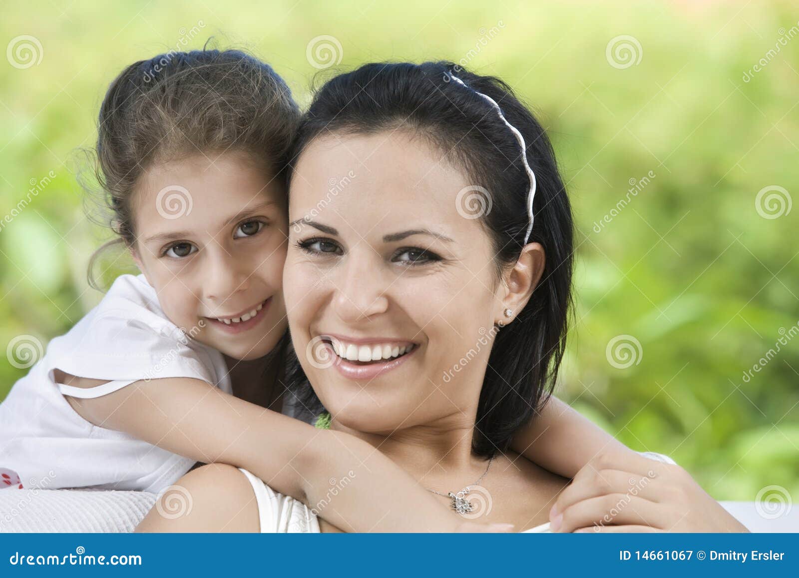 Mit Mutter. Portrait der glücklichen Mutter mit der Tochter, die gute Zeit in der Sommerumgebung hat