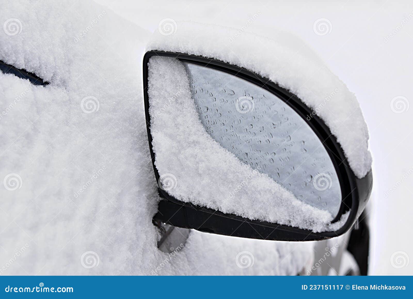 Mit Schnee Bedeckter Kfz-Spiegel Aus Schmelzenden Schneeflocken Stockbild -  Bild von abgedeckt, schneefälle: 237151117