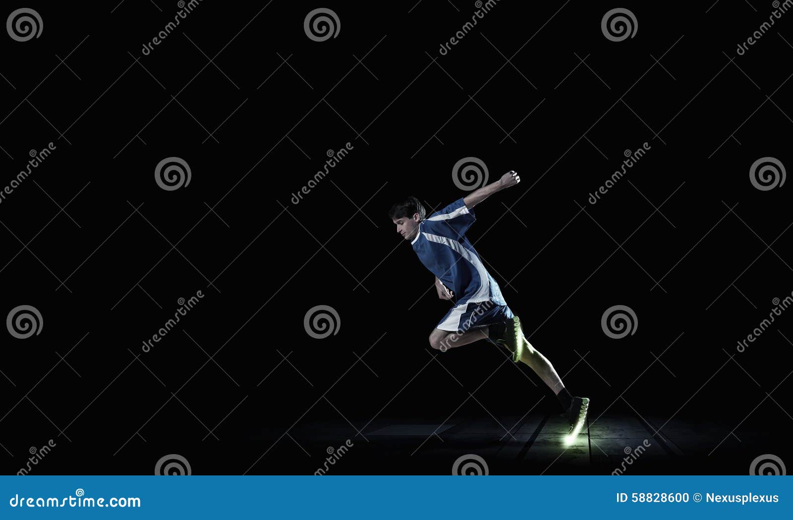 Mit voller Drehzahl. Laufender Mann in der blauen Sportabnutzung auf schwarzem Hintergrund