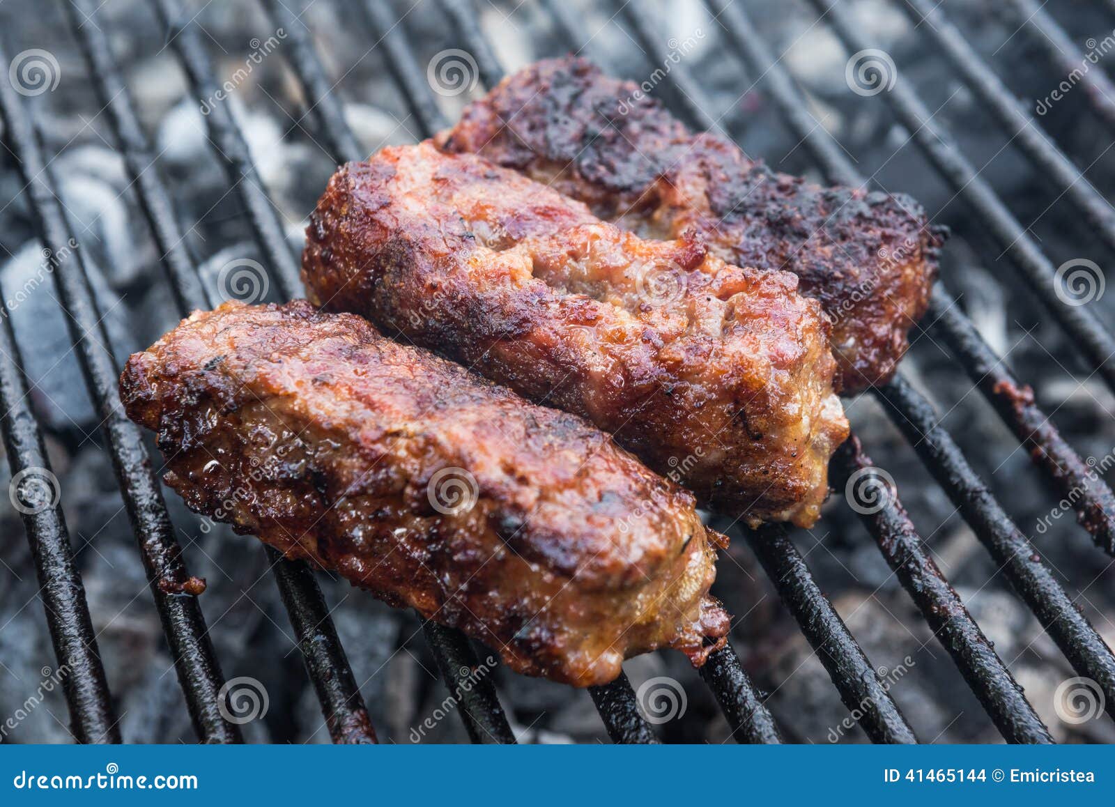 Mititei romanian grillade köttrullar. Traditionell rumänsk mat, grillfest med grillade köttrullar, mititei eller mici (nötkött-, griskött- och lammkött)