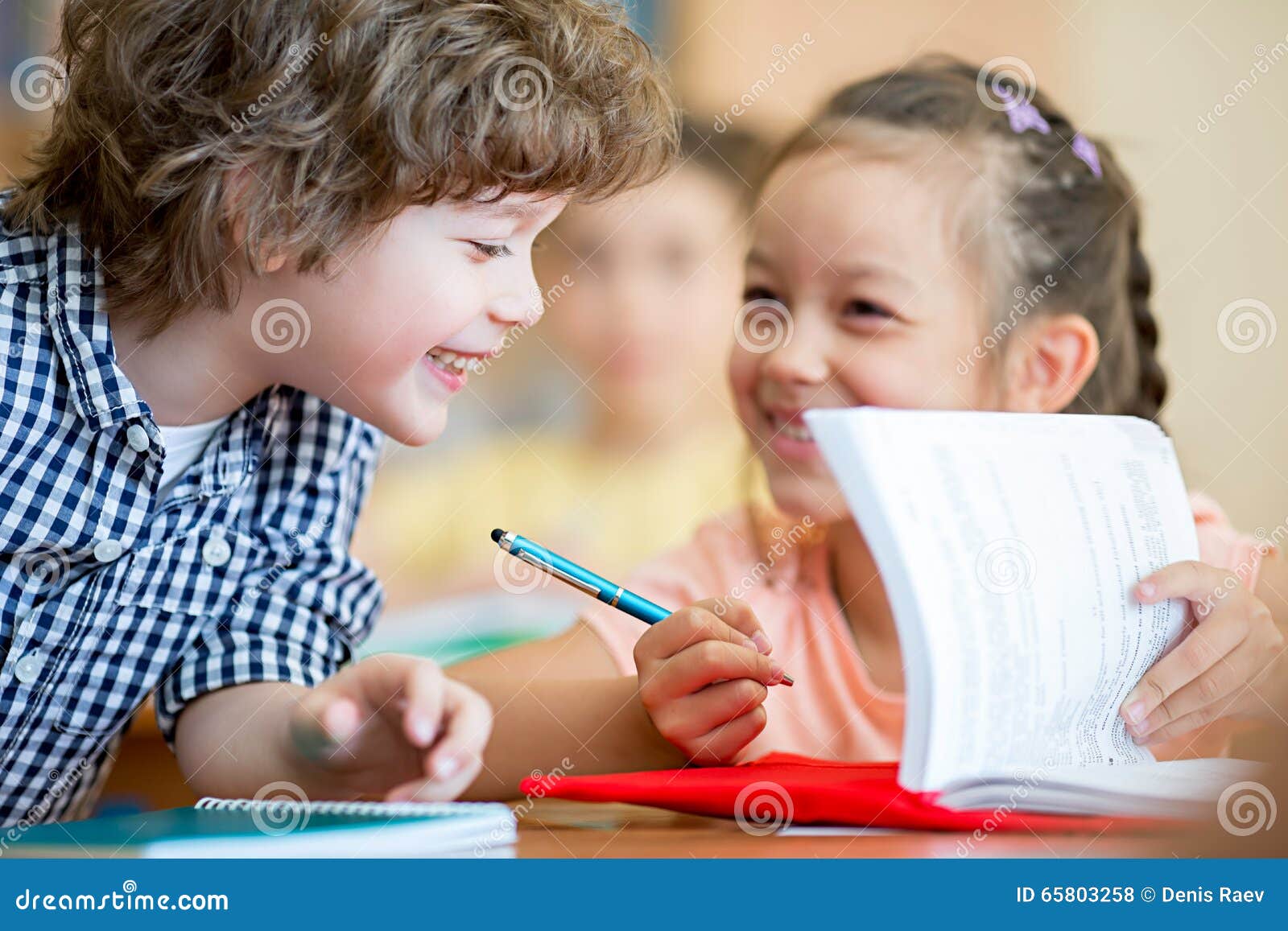 Mitschüler. Lächelnde Schulkinder im Klassenzimmer