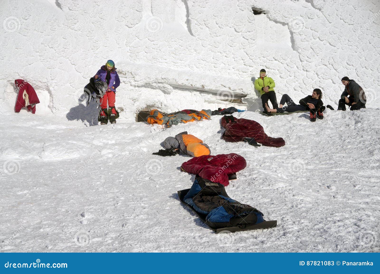 Mittagessen auf dem Berg Pip Ivan. Ukraine, Verkhovyna, am 13. Februar 2015: extreme Reise nach der Spitze des Berges zum verlassenen polnischen Observatorium auf Berg Pip Ivan auf dem Hintergrund von Eisschneetouristen aalen sich in der Sonne