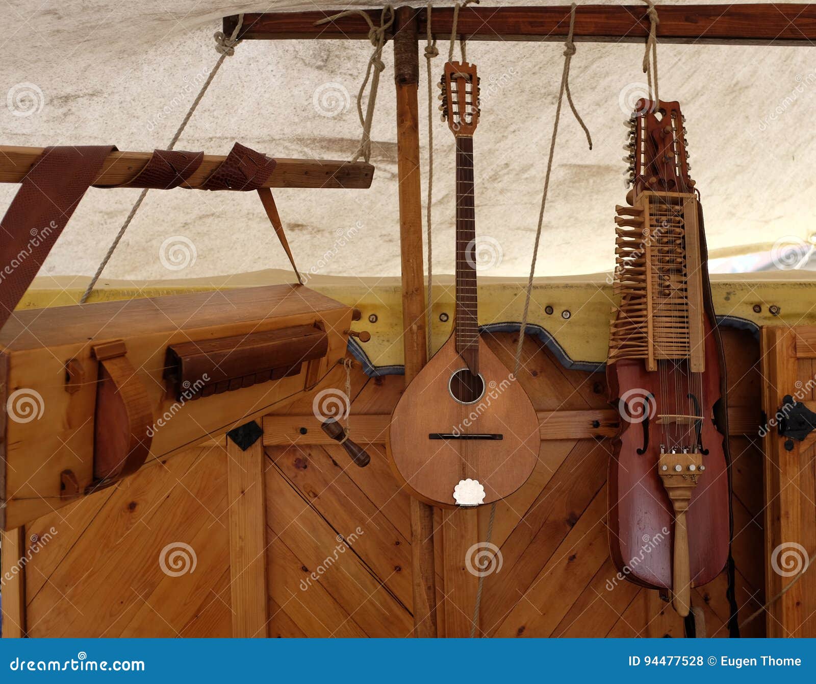 Mittelalterliche Musikinstrumente Stockfoto - Bild von instrumente