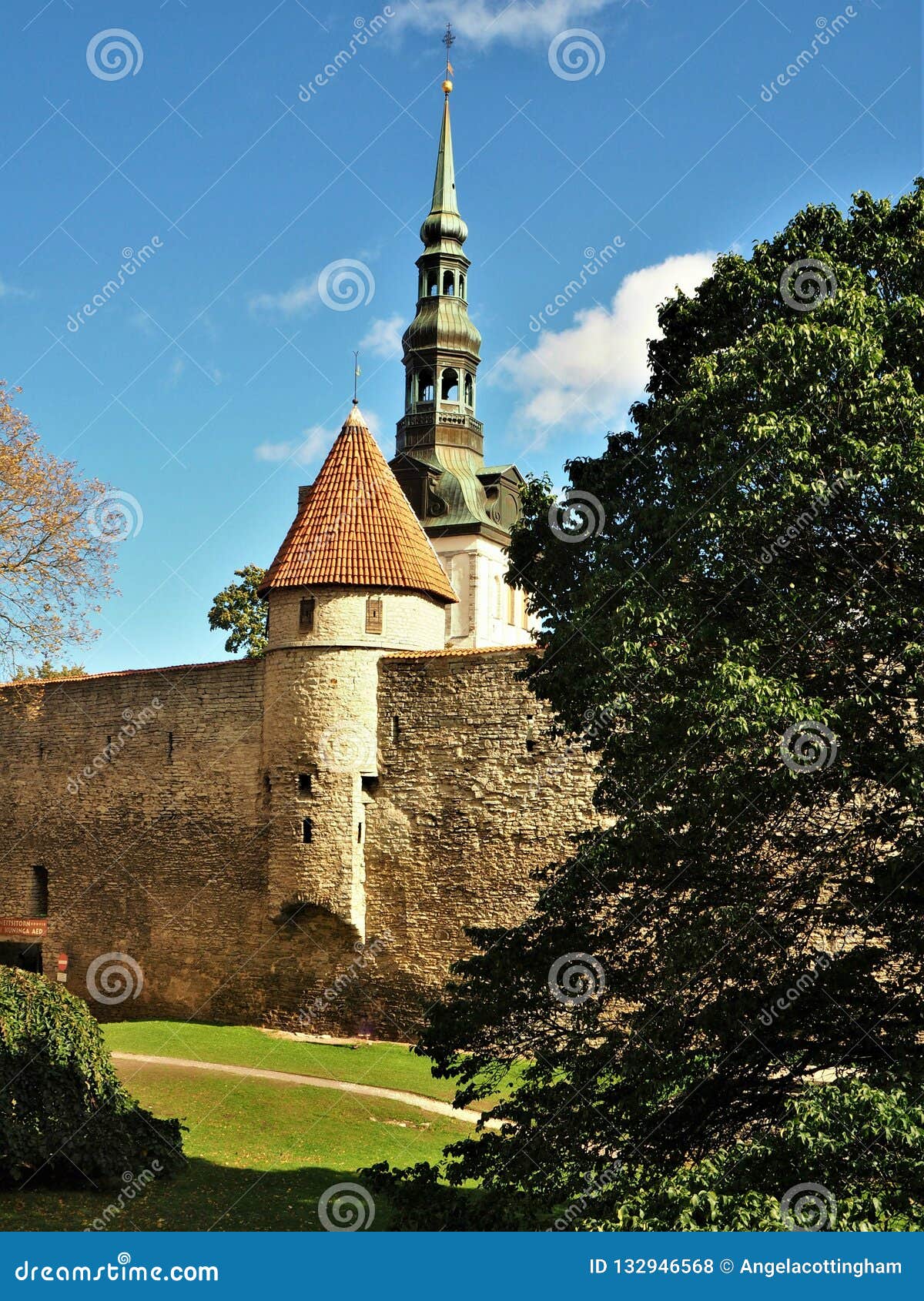 Mittelalterliche Wand und St. Nicholas Church, Tallinn, Estland. Mittelalterliche Wand und Drehkopf in Tallinn, Estland, mit dem Glockenturm von Sankt- Nikolauskirche hinten