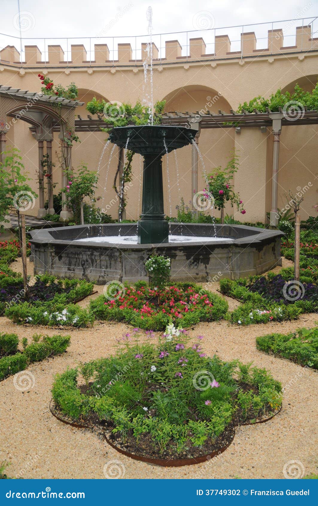 Mittelalterlicher SchlossGarten Stockfoto Bild von architektur, bett