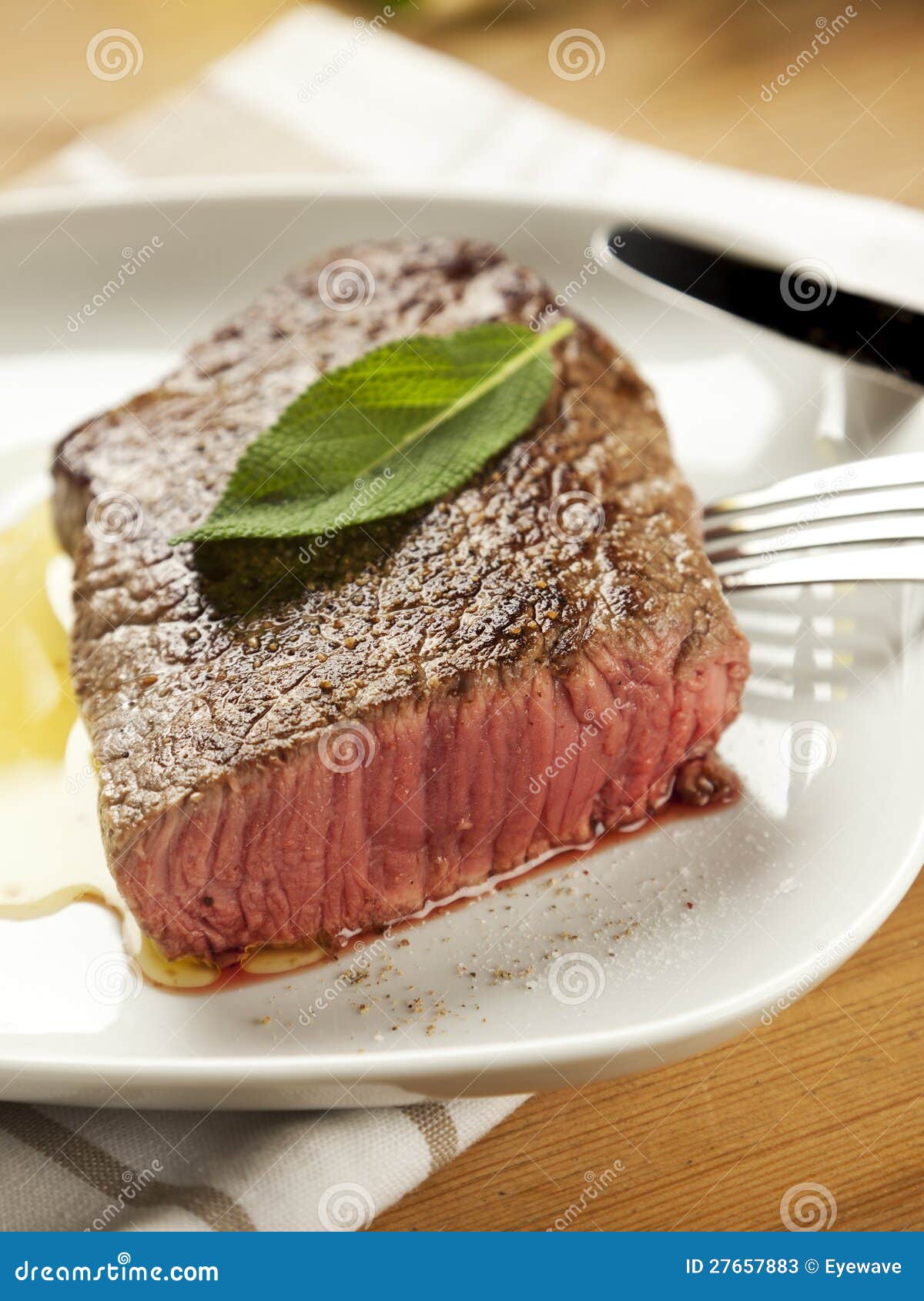 Mittleres seltenes gebratenes zartes Steak. Zeigen Sie Steak, mittleres seltenes, mit Salz-, Pfeffer- und Salbeiblatt