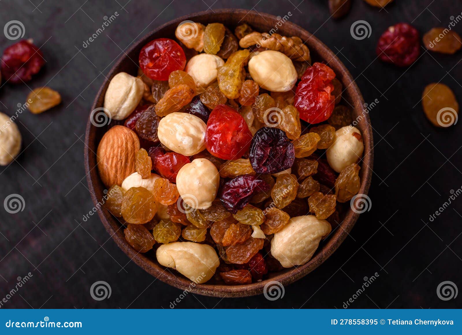 Mix of Roasted Cashews, Hazelnuts and Walnuts with Dried Cranberries