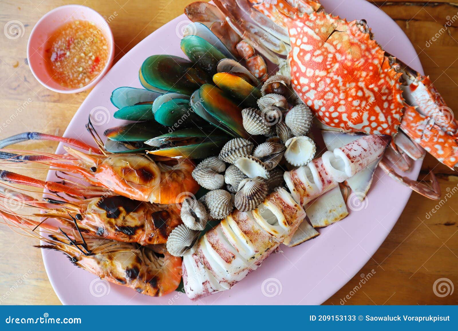 mixed grilled seafood platter - crab  mussels  prawns  scallop  ark shells and squid with thai spicy dipping sauce