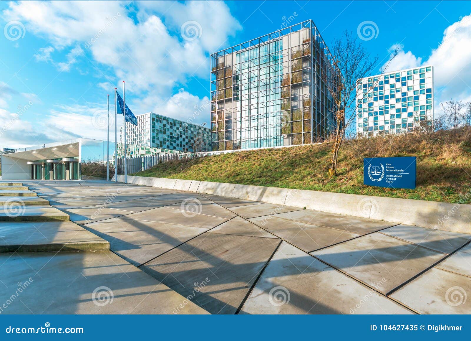 Międzynarodowe sąd karny przesłanki. HAGA, 24 2017 Listopad, - budynek Międzynarodowy sąd karny pod jasnym i błękitnym chmurnym niebem
