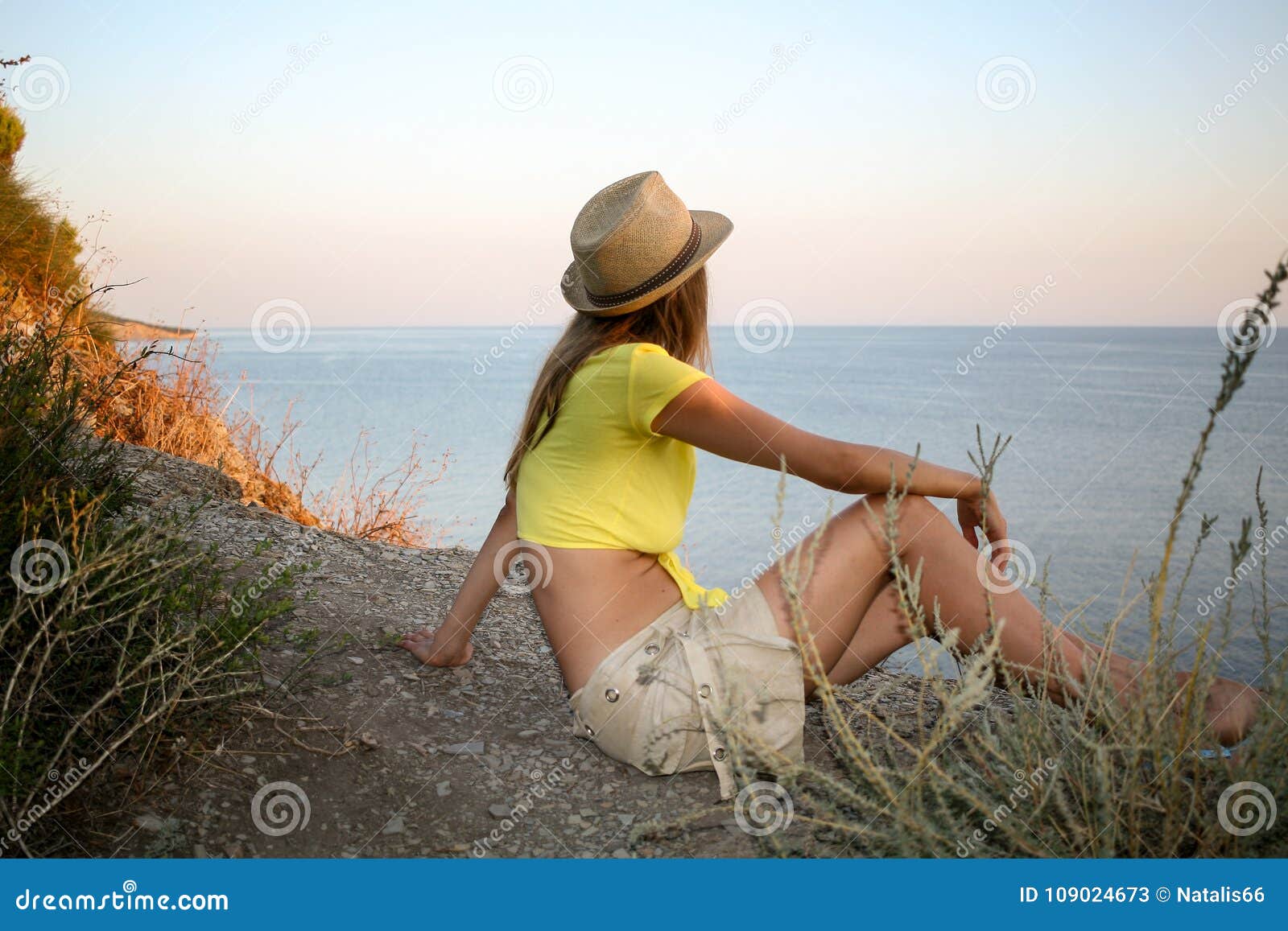 Fundo Mulher Sentada Na Costa Rochosa Mulher Triste Segurando Foto