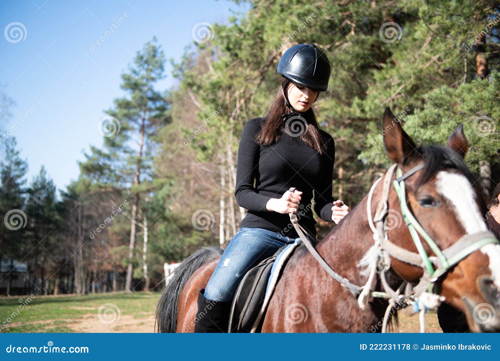 Mulher Jockey Com Seu Cavalo Marrom Selado Patenteando O Garanhão