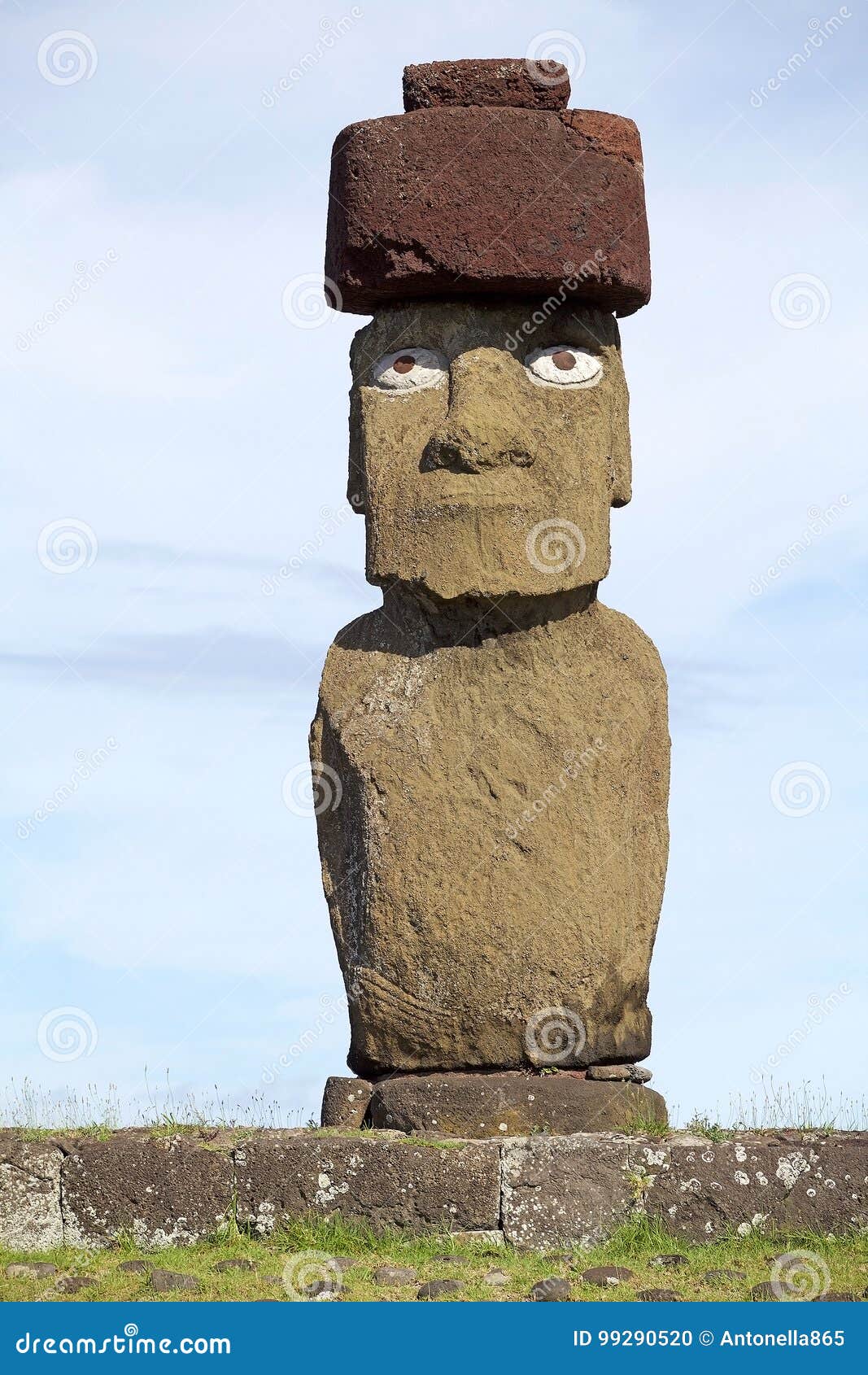 Moai statue in Ahu Tahai Easter Island | X days in Y