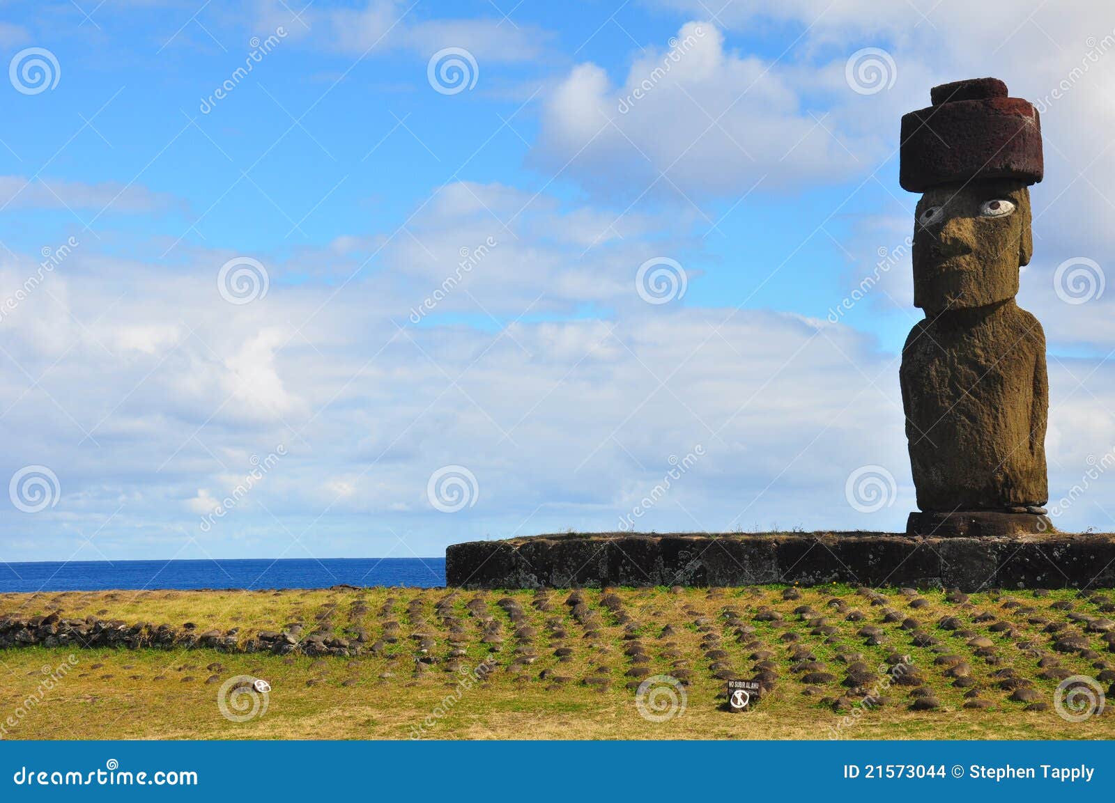 apertura frío Atar Moai Solitario En La Isla De Pascua Foto de archivo - Imagen de pascua,  roca: 21573044