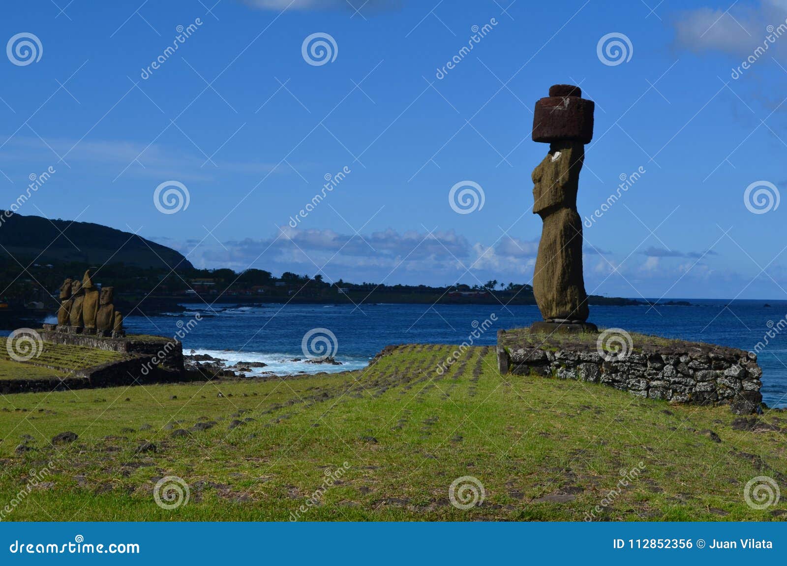 Moais på Ahu Tahai det ceremoniella komplexet nära Hanga Roa, Rapa Nui påskö. Tahai det ceremoniella komplexet är en arkeologisk plats på den Rapa Nui påskön Återställt i 1974, består av Tahai ahu för tre rektor från nord till söder: Ko Te Riku med återställda ögon, Tahai och Vai Ure Den ceremoniella mitten på Tahai utgör nu en väsentlig del av den Rapa Nui nationalparken som designeras av UNESCO som en världsarv